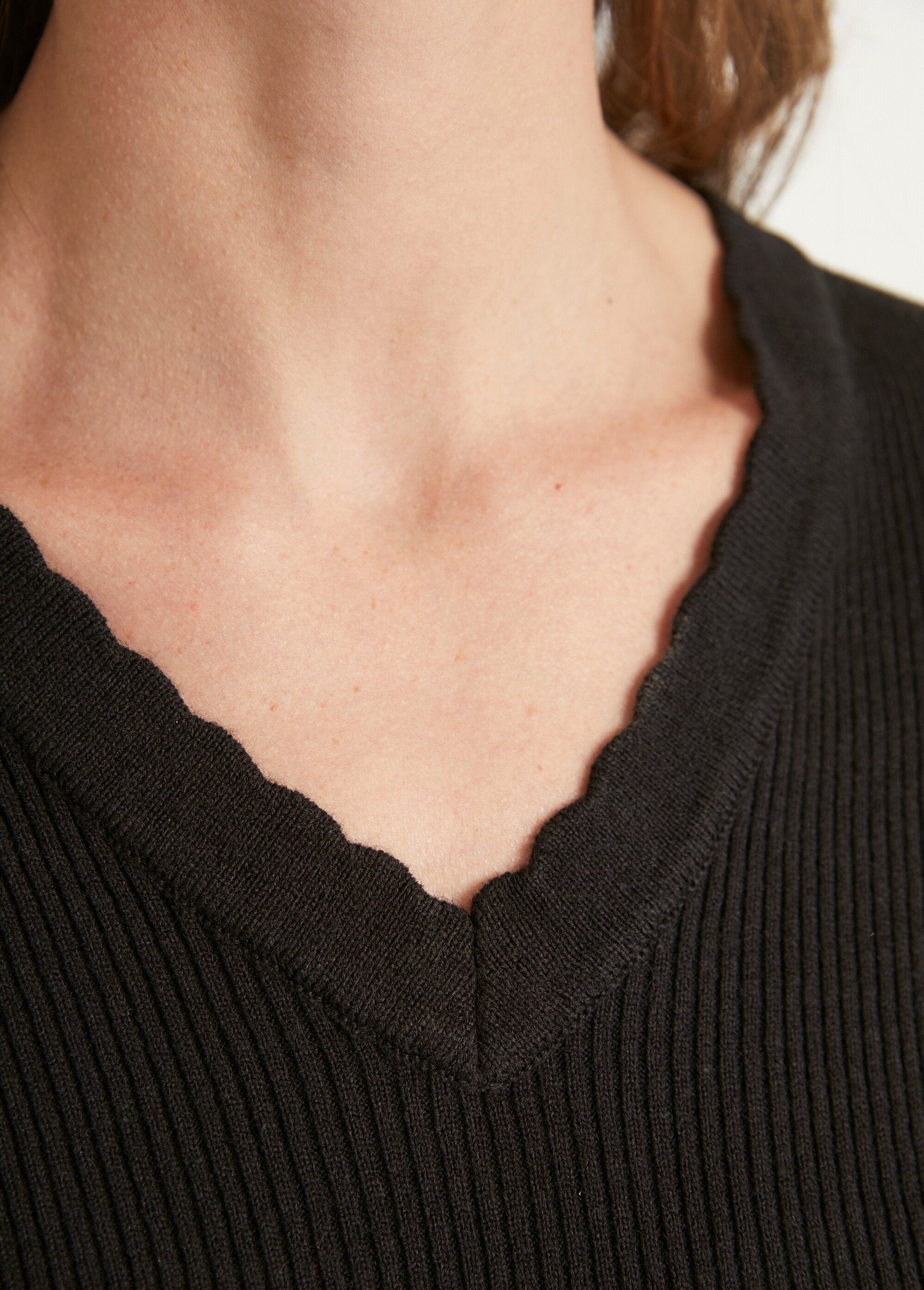 Jersey_de_punto_liso_fino_con_cuello_en_V_Negro_DE3_slim