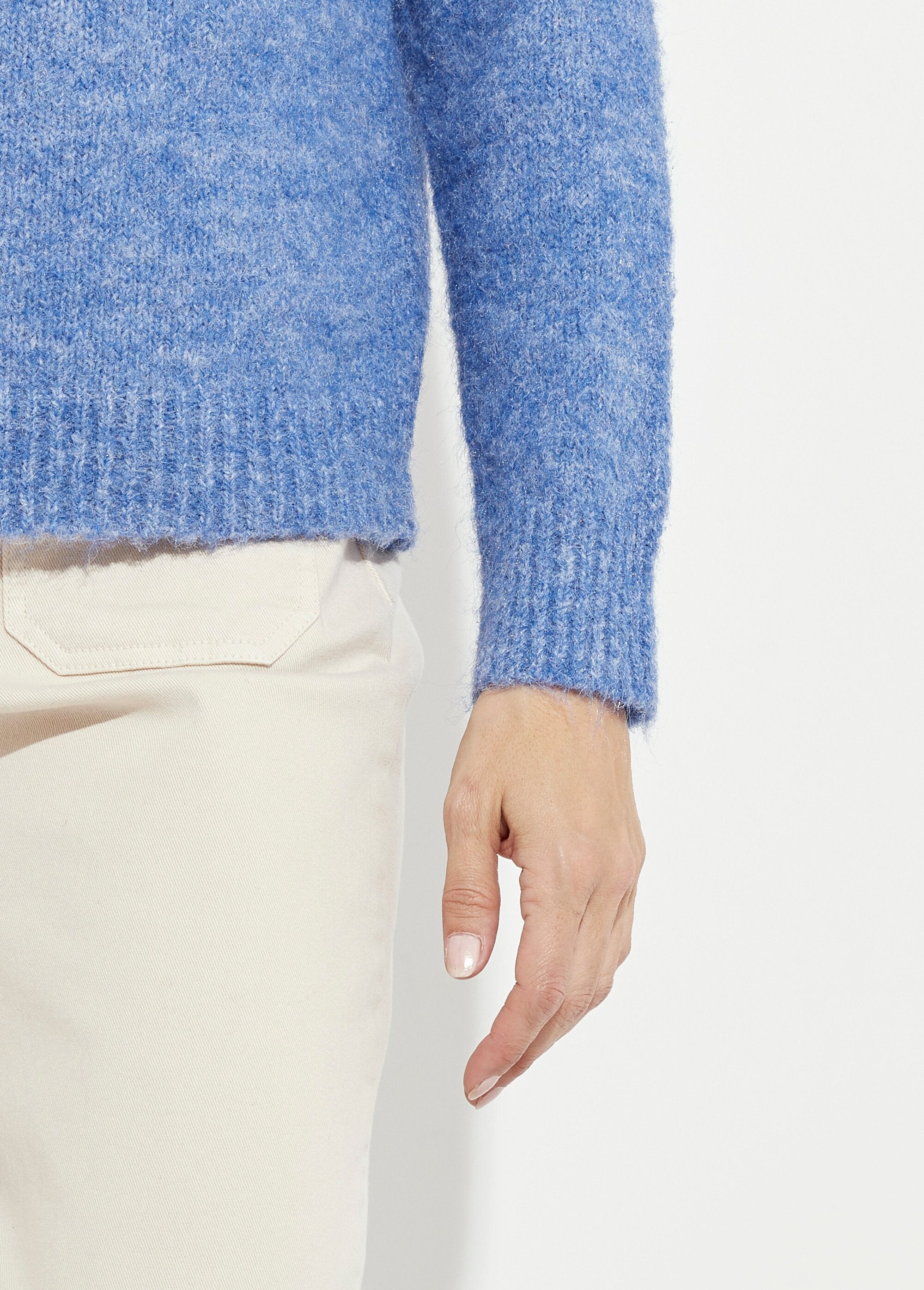 Suéter_suave_de_cuello_redondo_con_flores_bordadas._Azul_DE2_slim