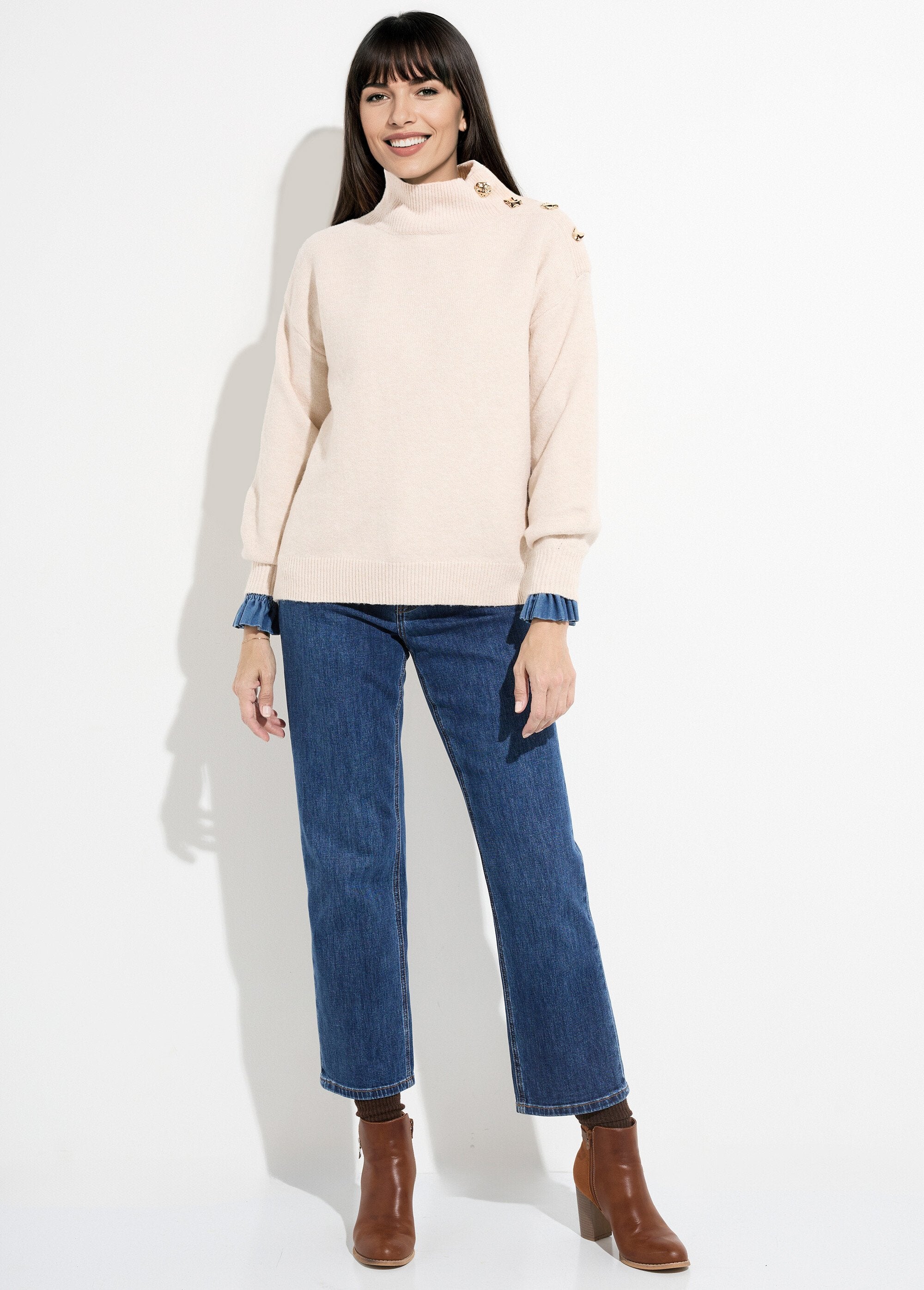 Suéter_de_cuello_alto_con_botones_de_joya_de_metal_Beige_SF1_slim