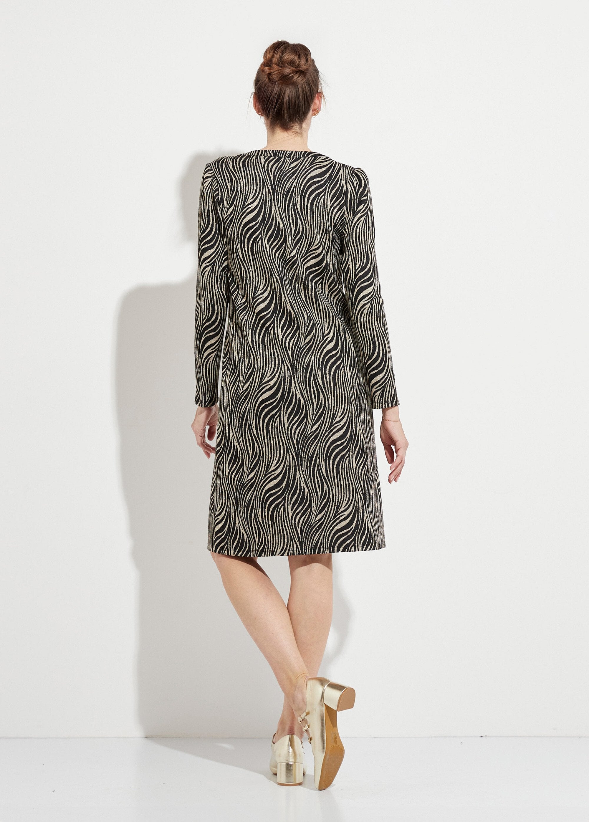 Vestido_corto_holgado_de_jacquard_de_cebra_En_blanco_y_negro_DO1_slim