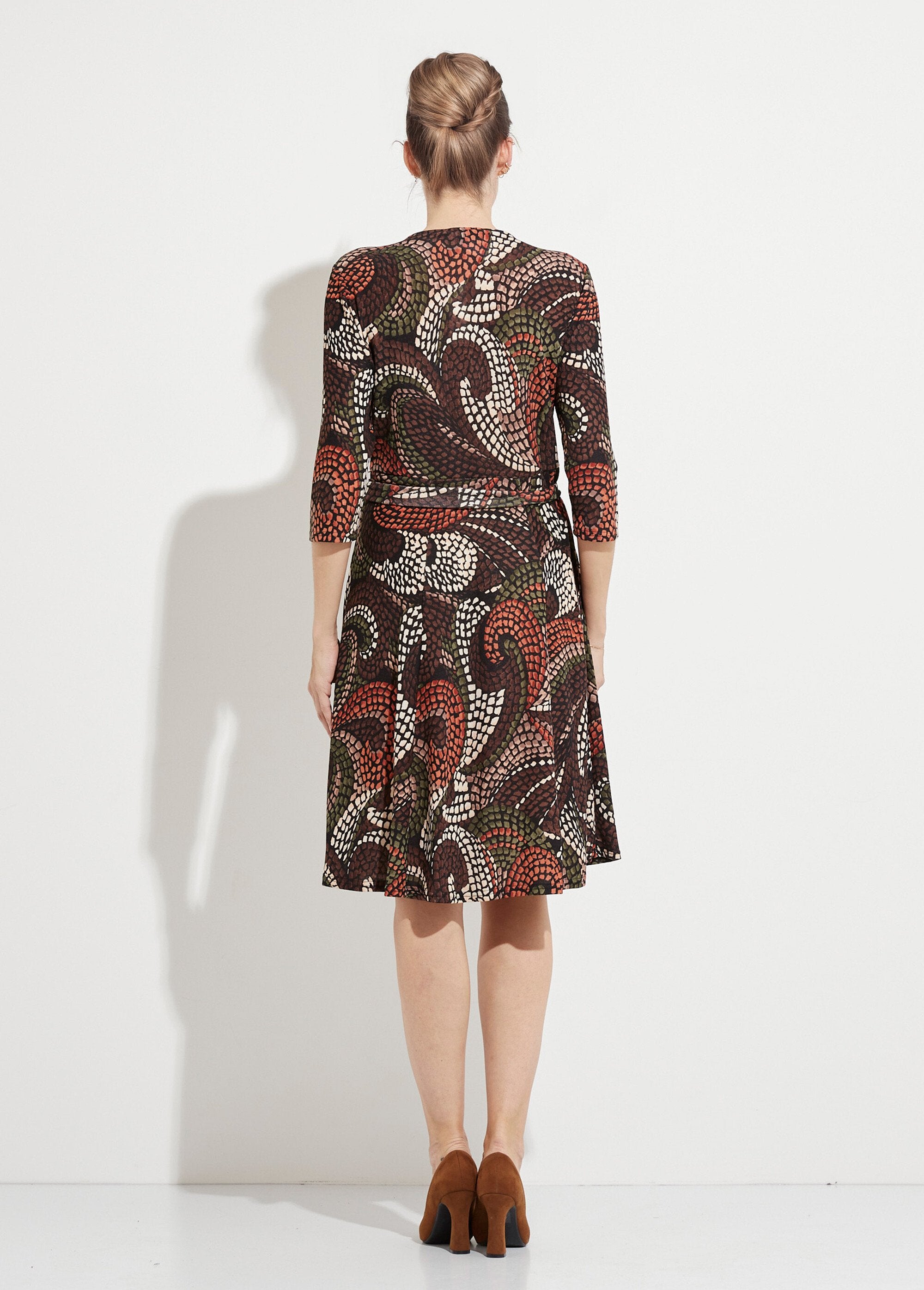 Vestido_corto_gráfico_acampanado_Marrón_y_beige_DO1_slim