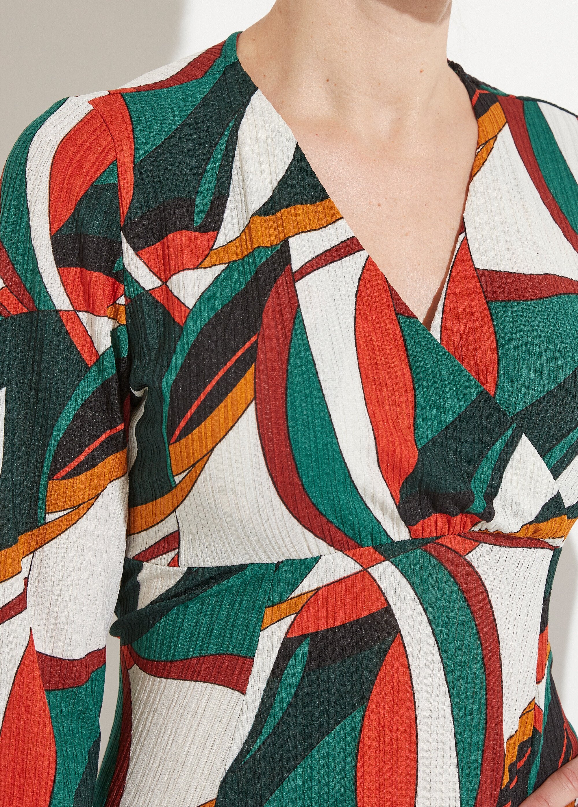 Vestido_corto_cruzado_con_estampado_gráfico_multicolor_Estampado_verde_DE1_slim