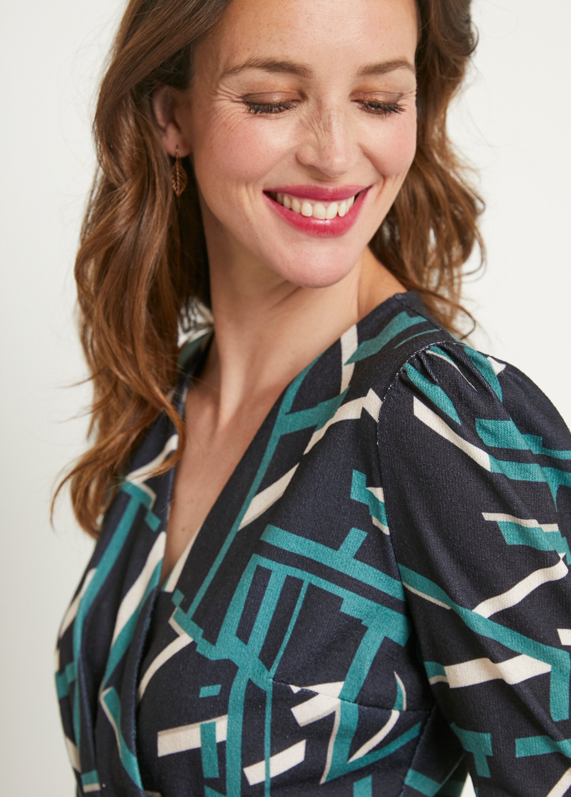 Vestido_corto_con_estampado_gráfico_Negro_y_verde_DE2_slim