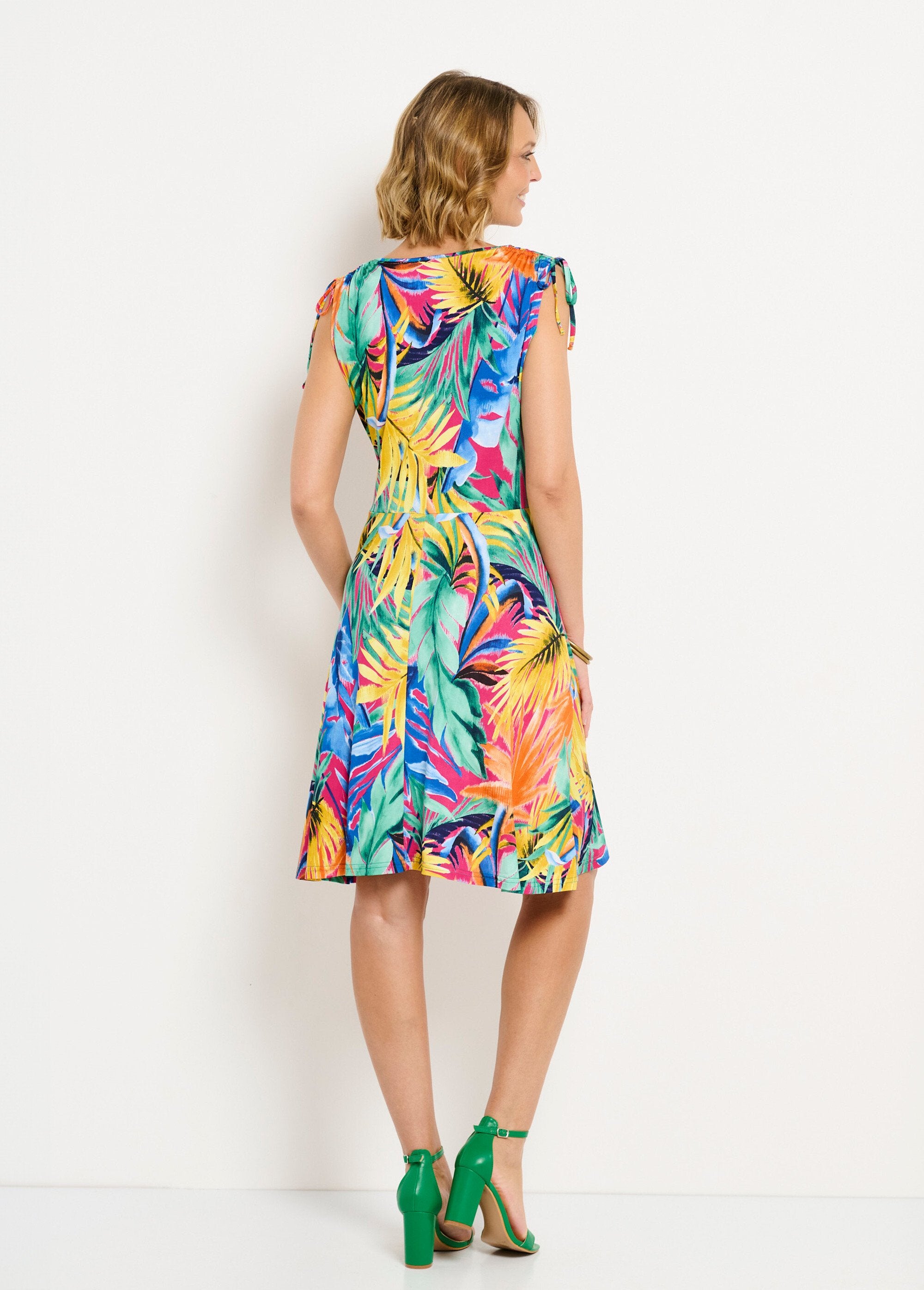 Vestido_corto_cruzado_con_estampado_tropical_Multicolor_DO1_slim