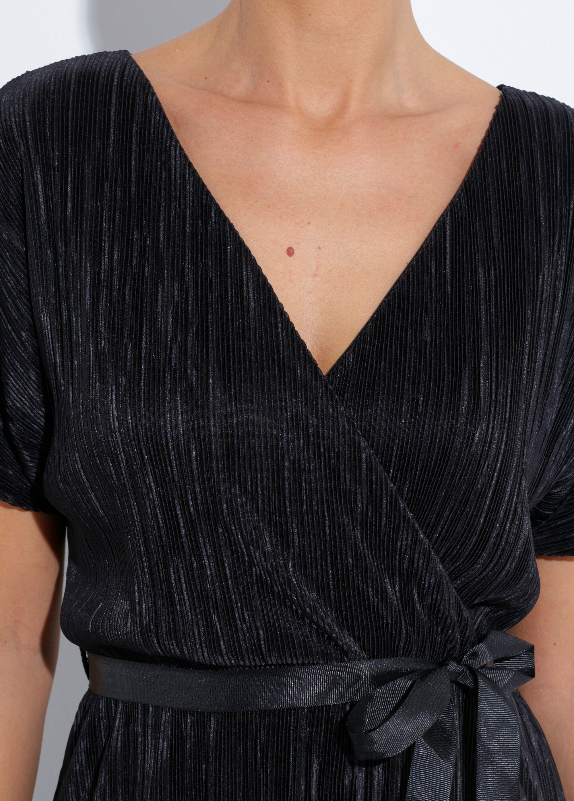 Elegante_vestido_plisado_con_escote_corazón._Negro_DE1_slim