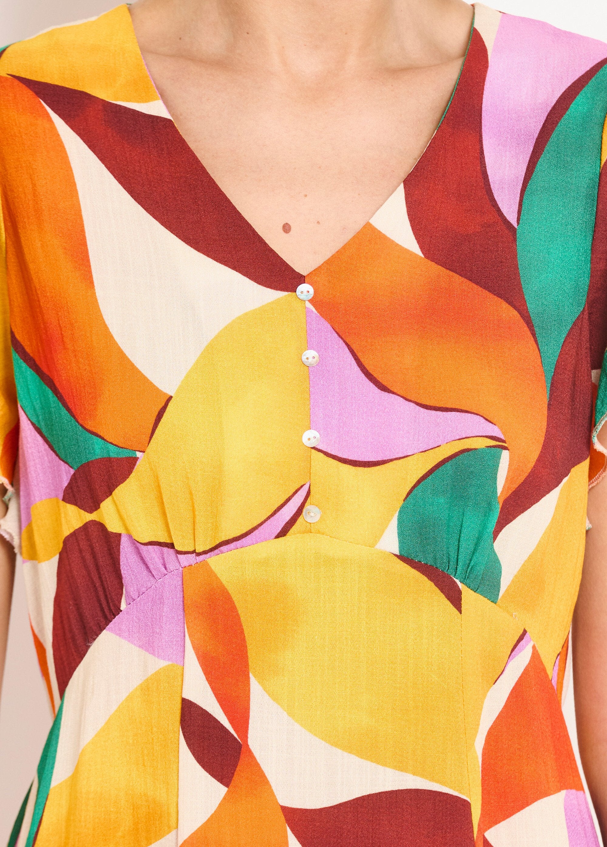Vestido_corto_efecto_lino_con_estampado_floral_y_cuello_de_pico_naranja_y_verde_DE1_slim