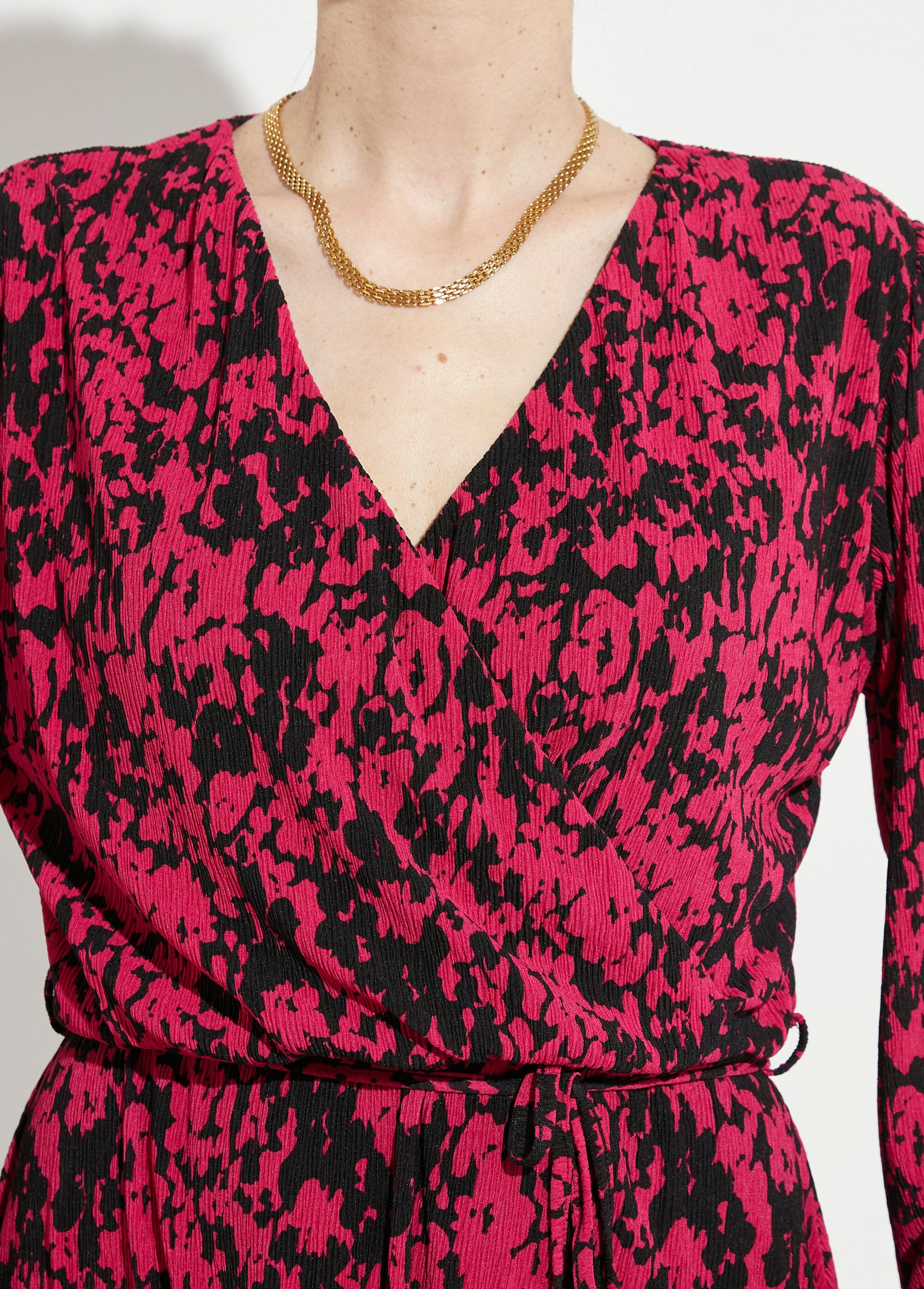 Vestido_corto_cruzado_con_estampado_tachiste_Negro_y_fucsia_DE1_slim