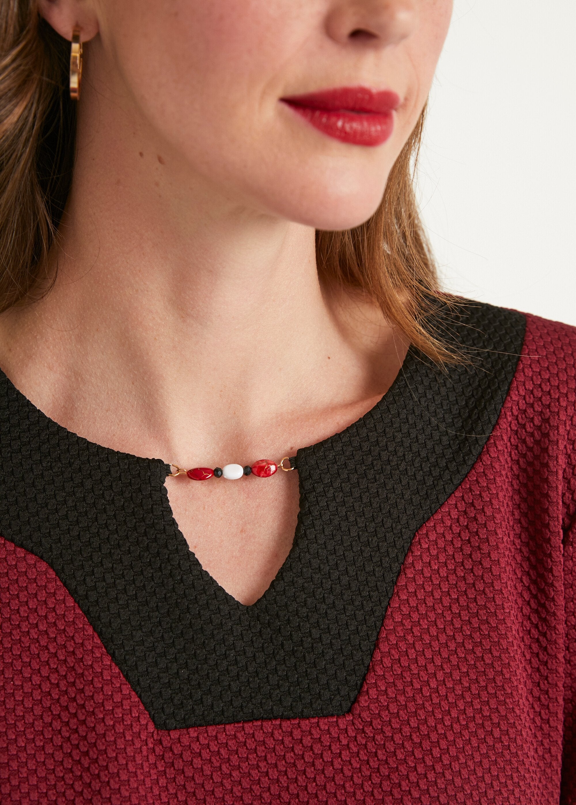 Vestido_corto_recto_bicolor,_mangas_3/4_burdeos_y_negro_DE2_slim