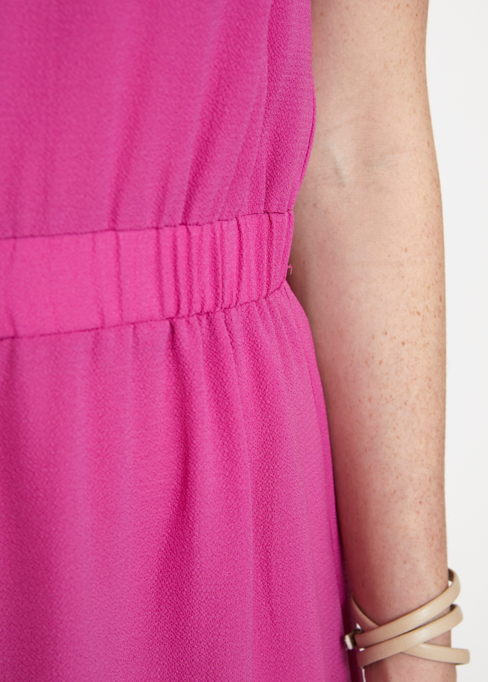 Vestido_corto,_recto_y_con_cintura_elástica._fucsia_liso_DE4_slim