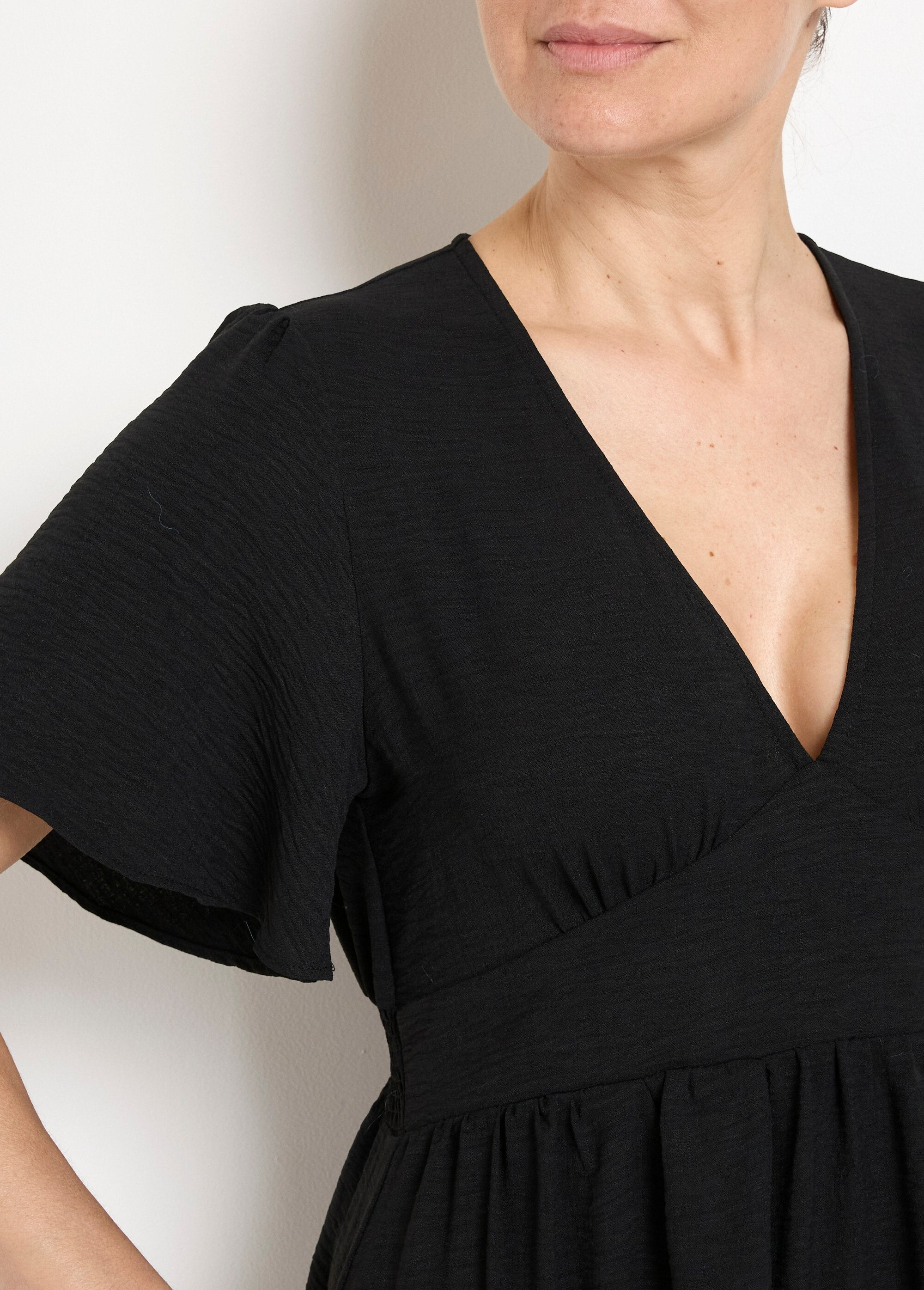 Vestido_corto_con_escote_en_V_y_talle_imperio_Negro_DE1_slim