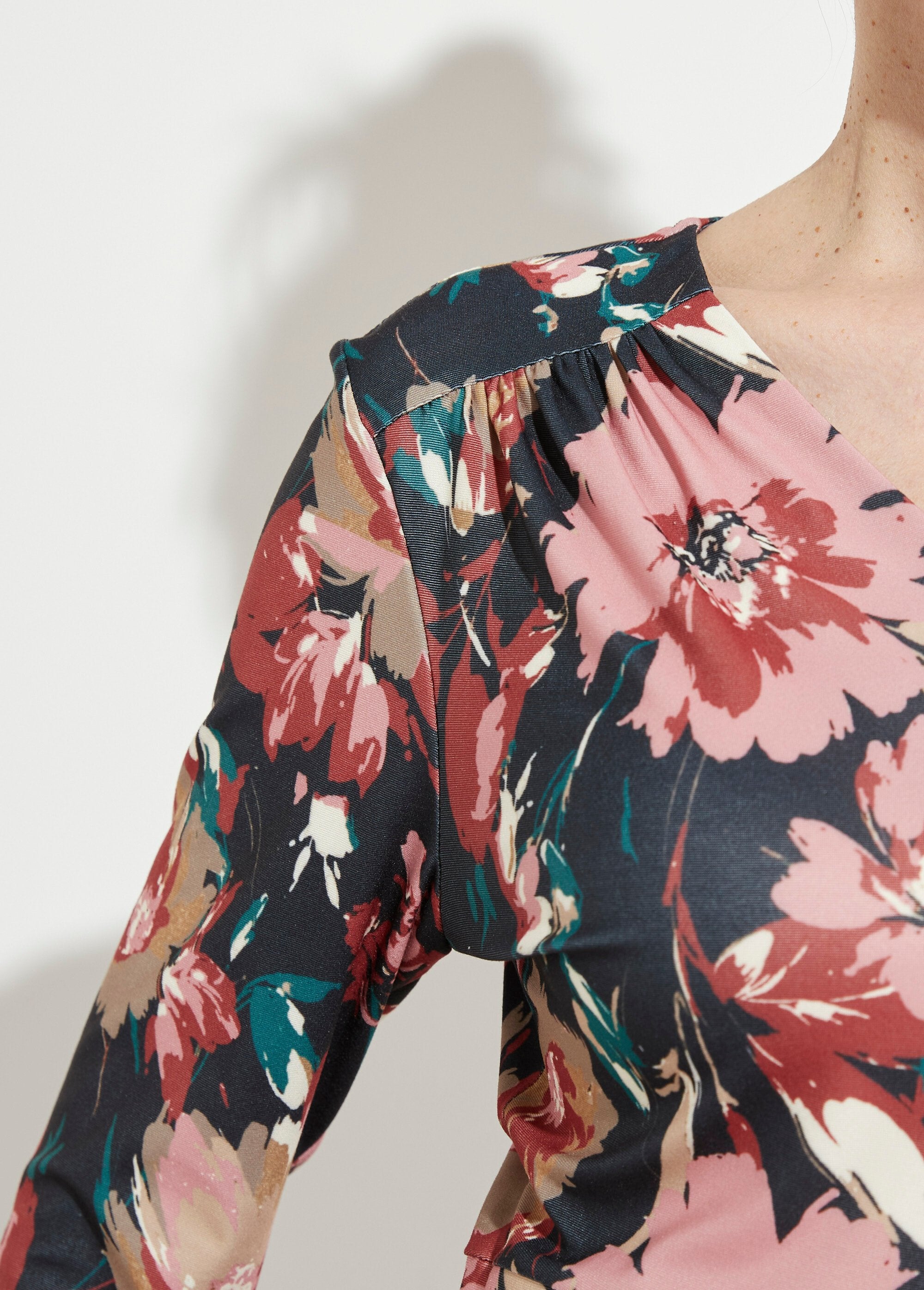 Vestido_corto_evasé_con_escote_en_pico_y_estampado_floral_Azul_marino_y_beige_DE2_slim