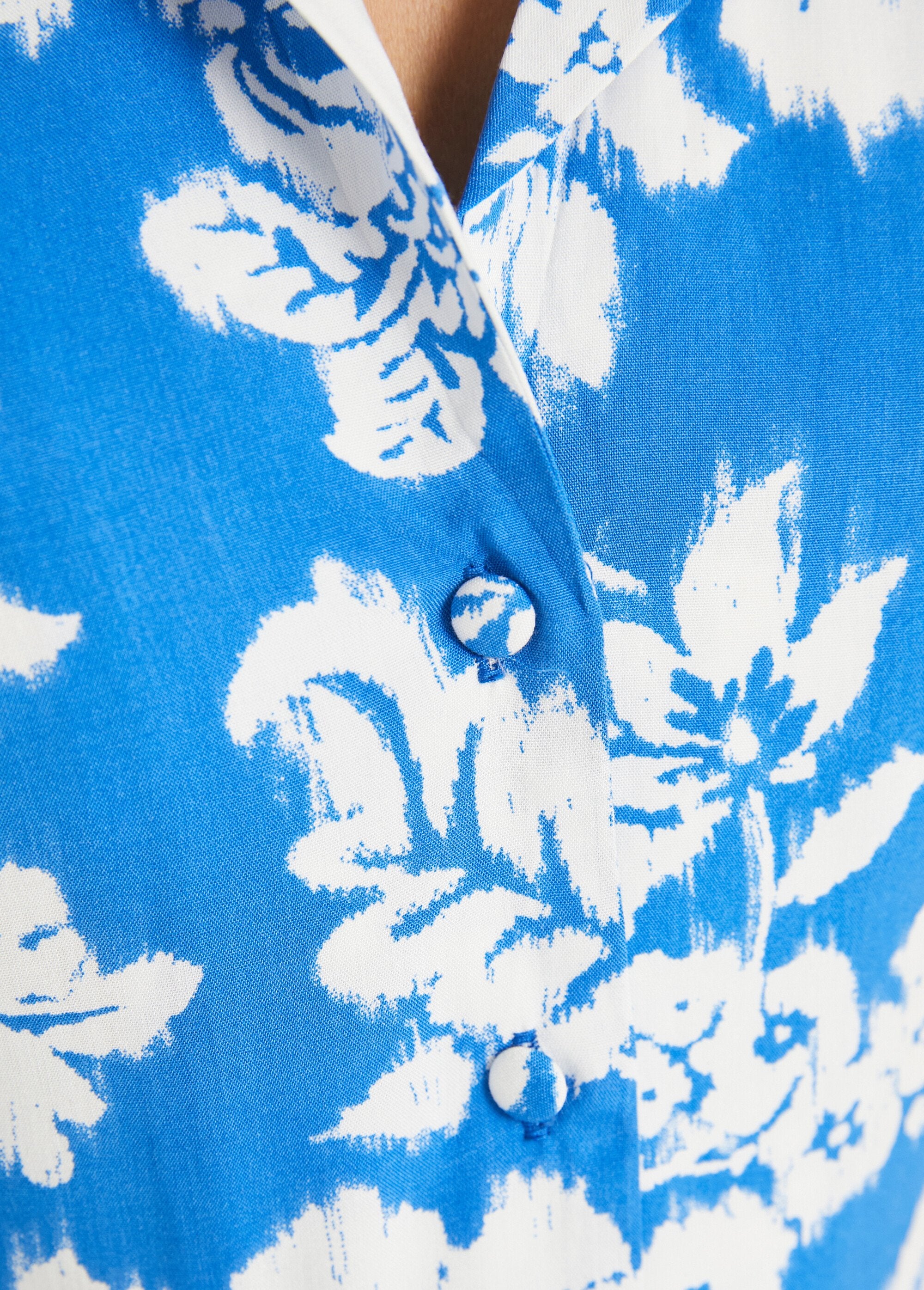 Vestido_corto_estampado_con_cuello_sastre_Azul_y_blanco_DE4_slim