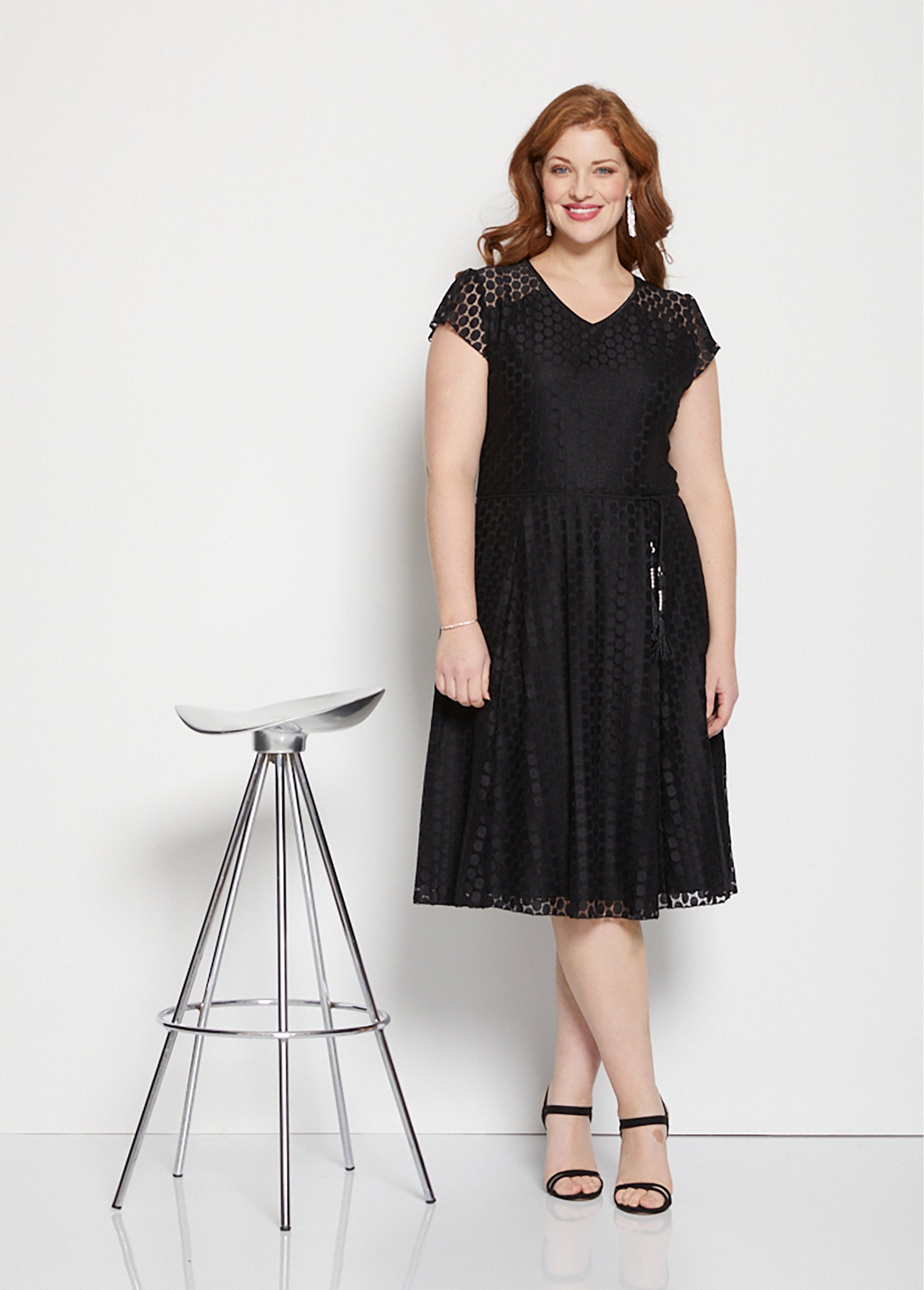 Vestido_corto_de_punto_de_encaje_con_efecto_de_lunares_Negro_SF1_curvy