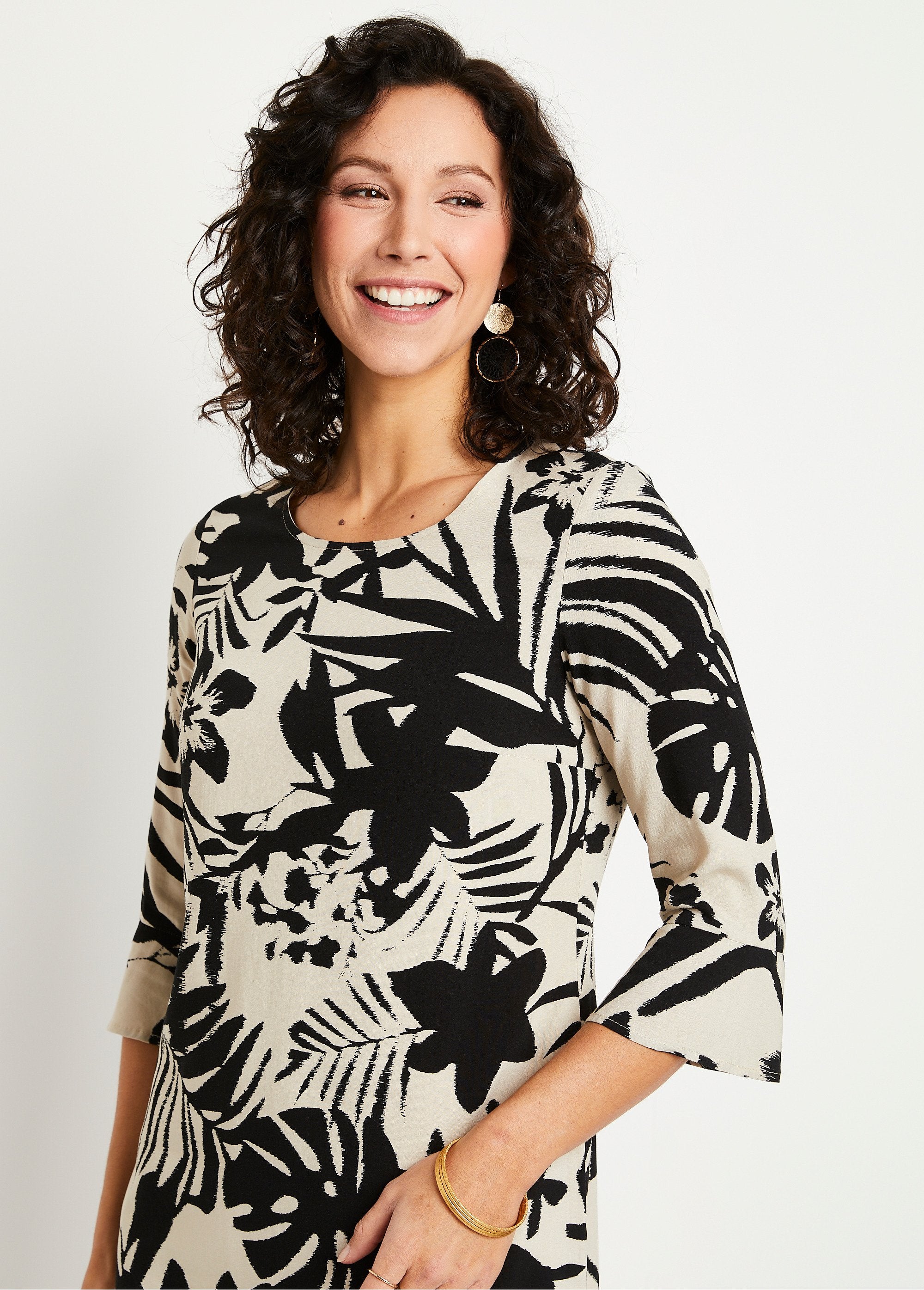 Vestido_corto_fluido_fluido_floral_Negro_y_beige_DE1_slim