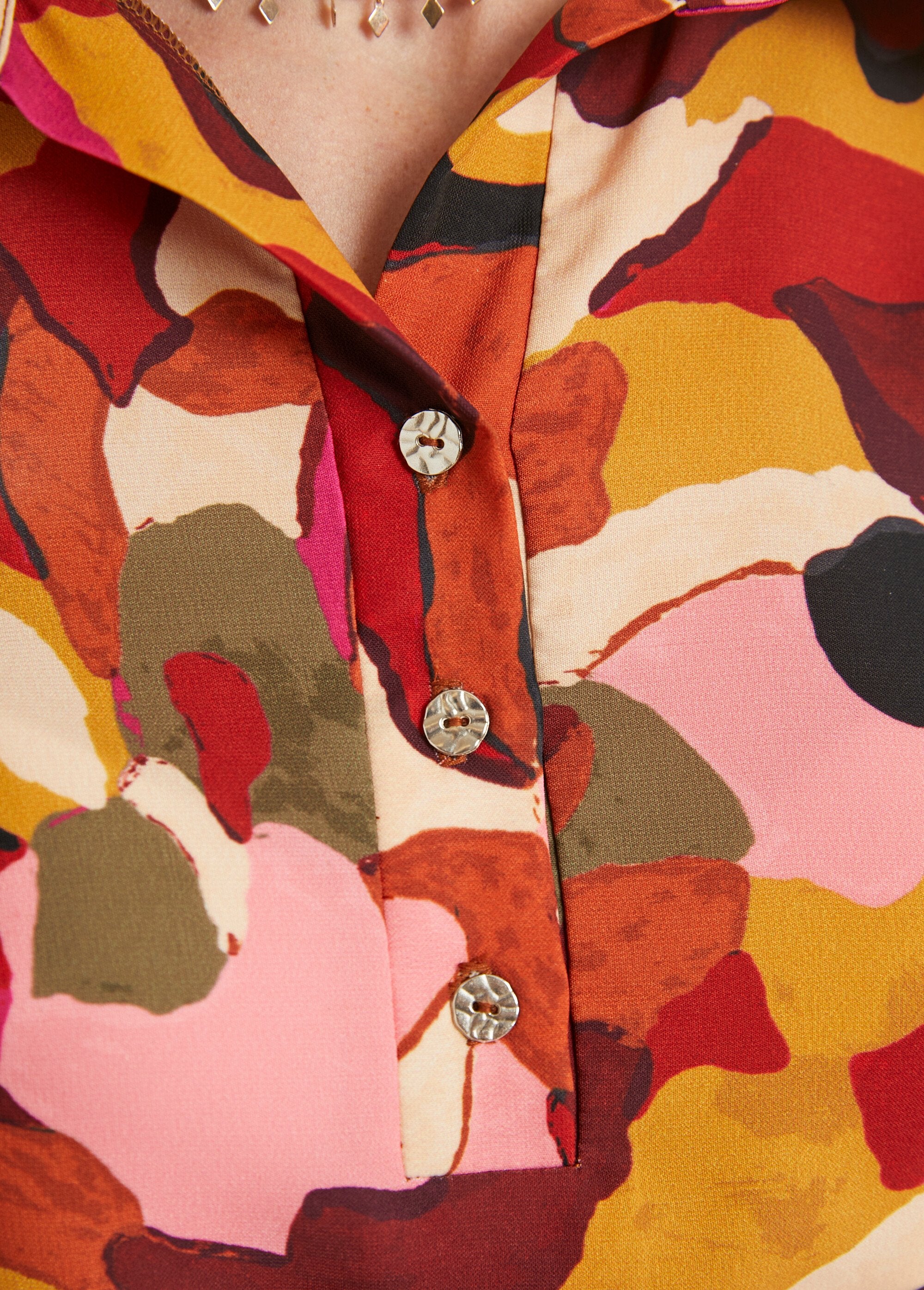 Vestido_corto_recto_estampado_con_cuello_blusa_rosa_y_marrón_DE4_slim