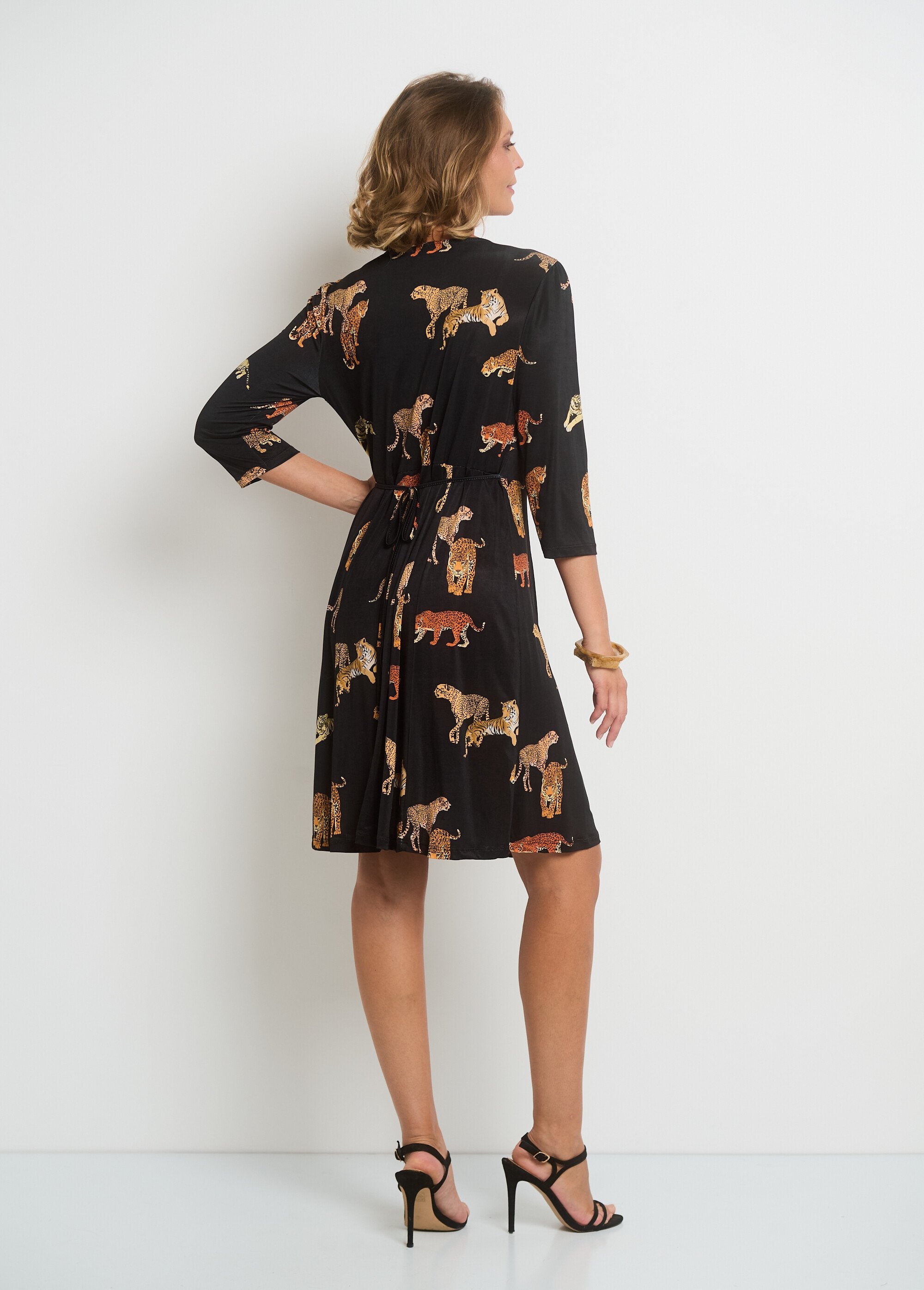 Vestido_fluido_con_cuello_de_pico_y_estampado_animal_Estampados_negros_DO1_slim