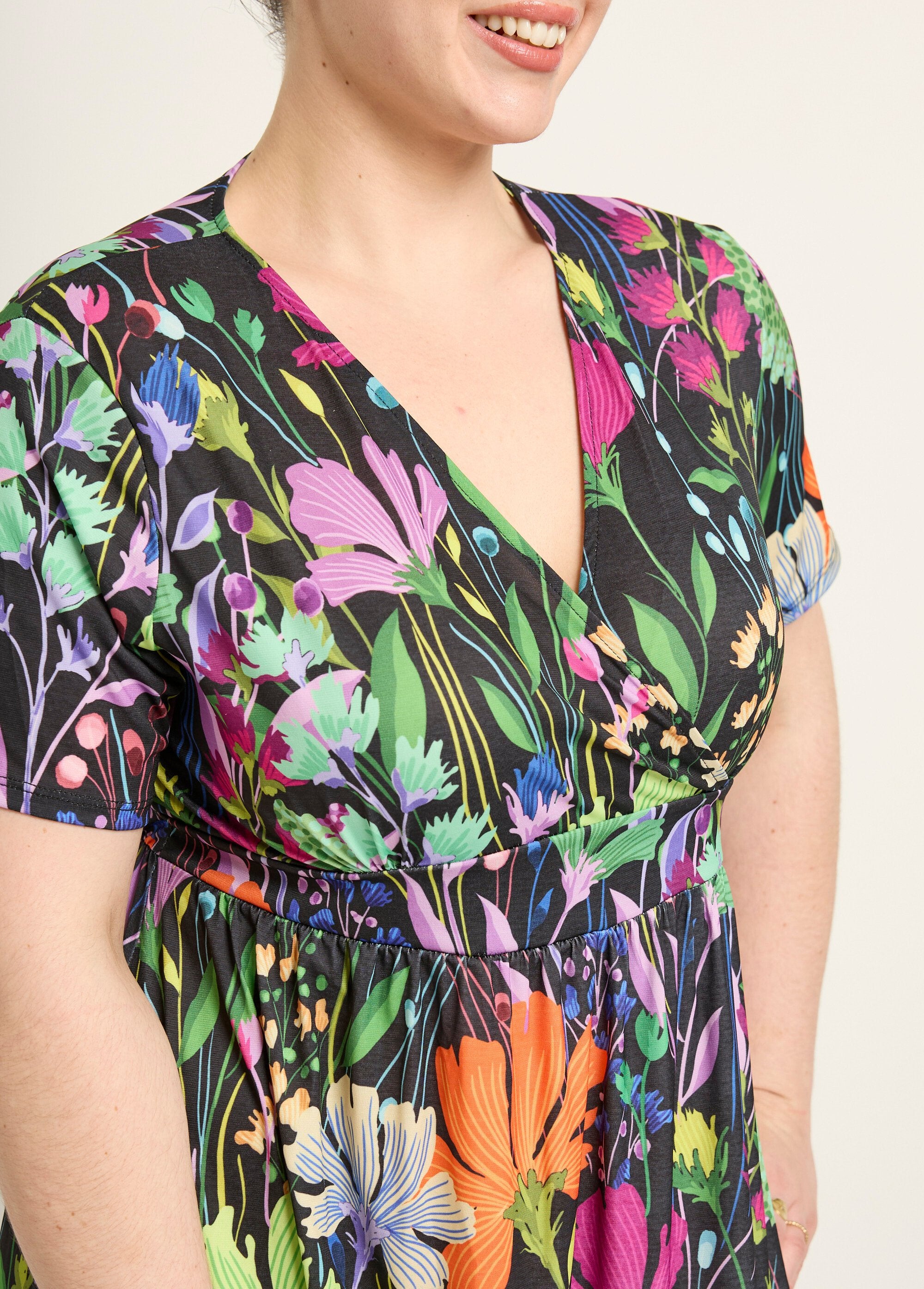 Vestido_largo_y_fluido_con_mangas_cortas_y_estampado_floral._Imprime_fondo_negro_DE2_curvy