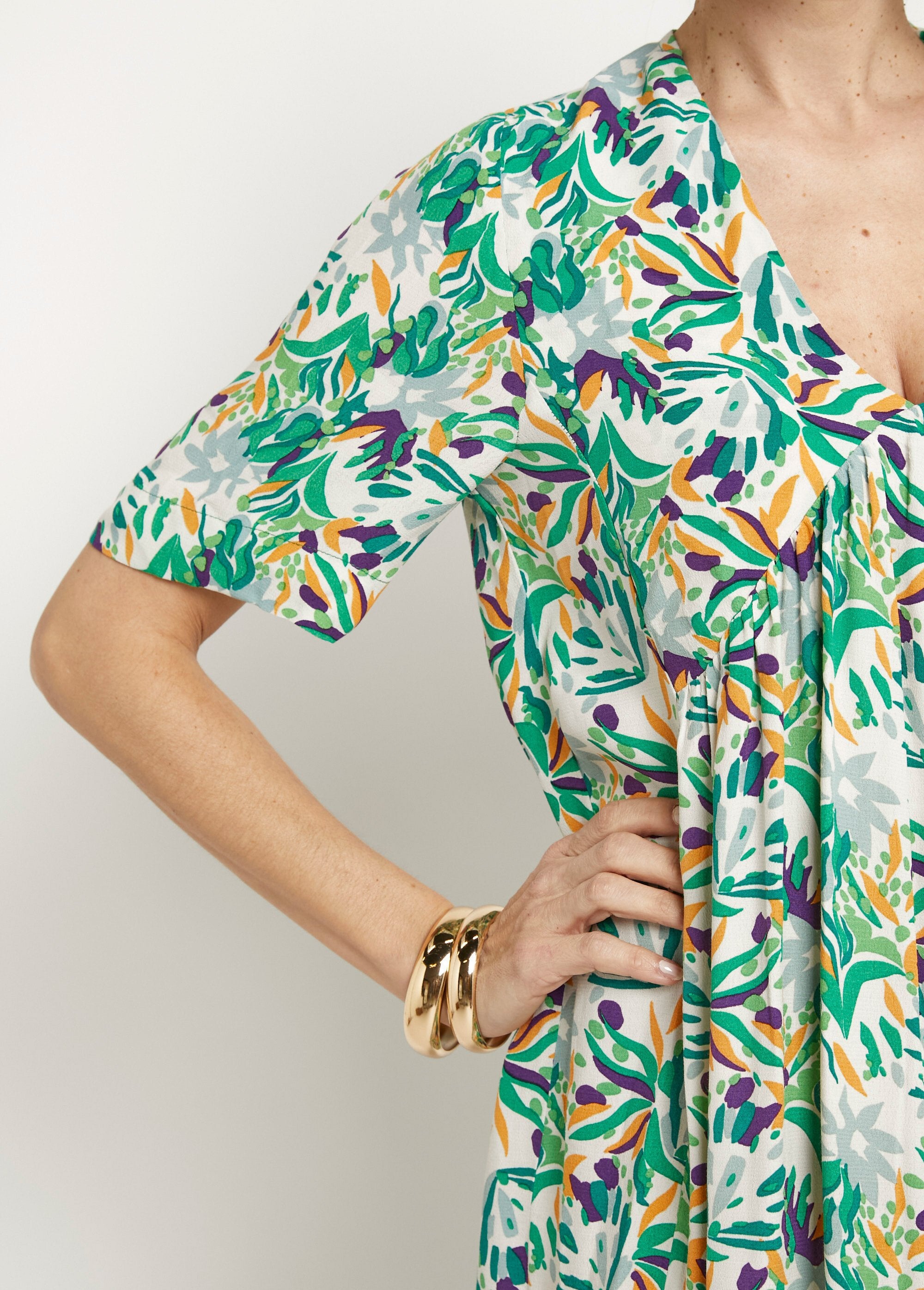 Vestido_largo_estampado_con_escote_en_pico_y_manga_corta_Estampados_verdes_DE2_slim