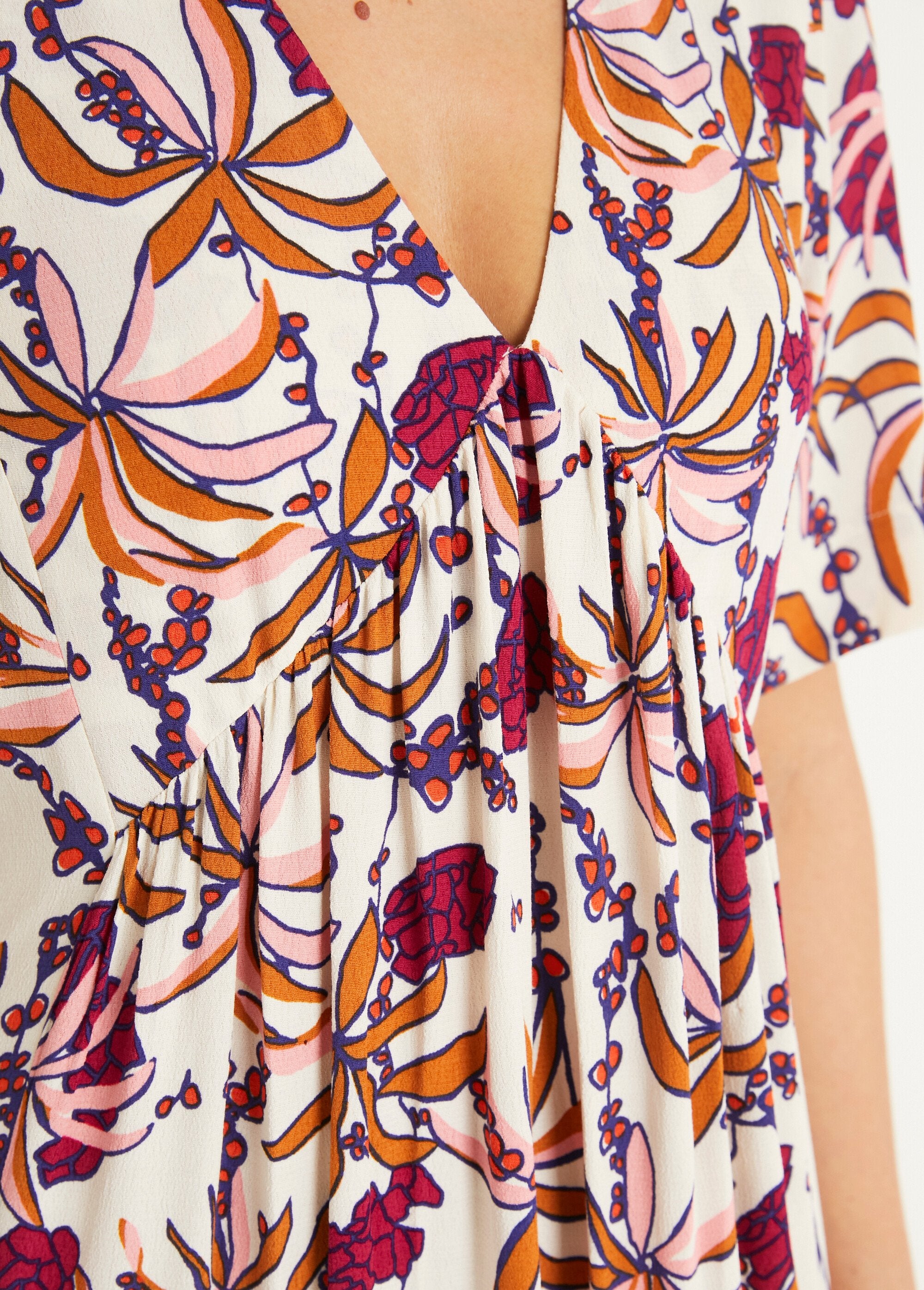 Vestido_largo_plisado_estampado_con_escote_en_pico_Estampado_crudo_DE3_slim