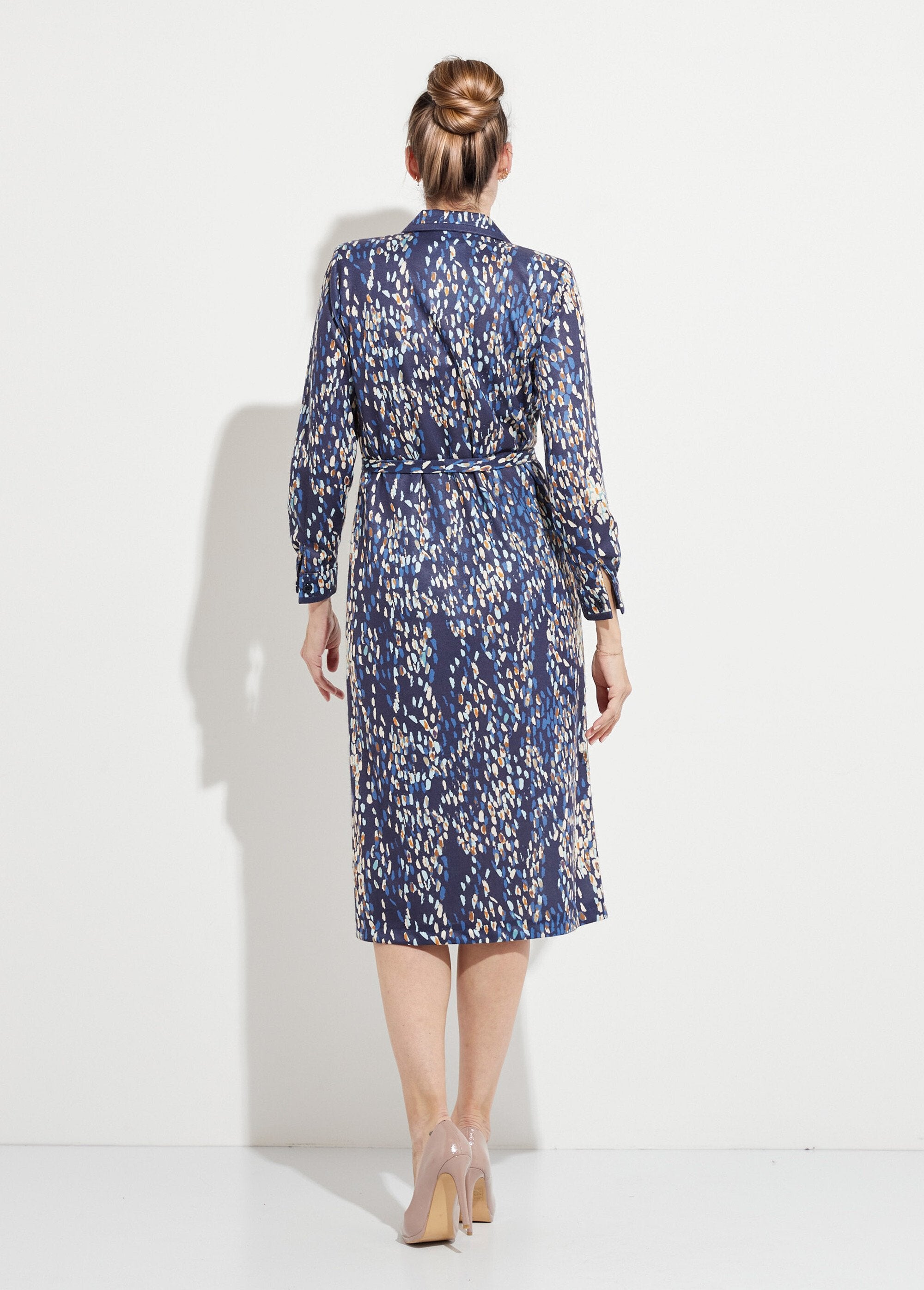 Vestido_de_largo_medio_con_cuello_sastre_y_cierre_cruzado._Azul_marino_y_beige_DO1_slim