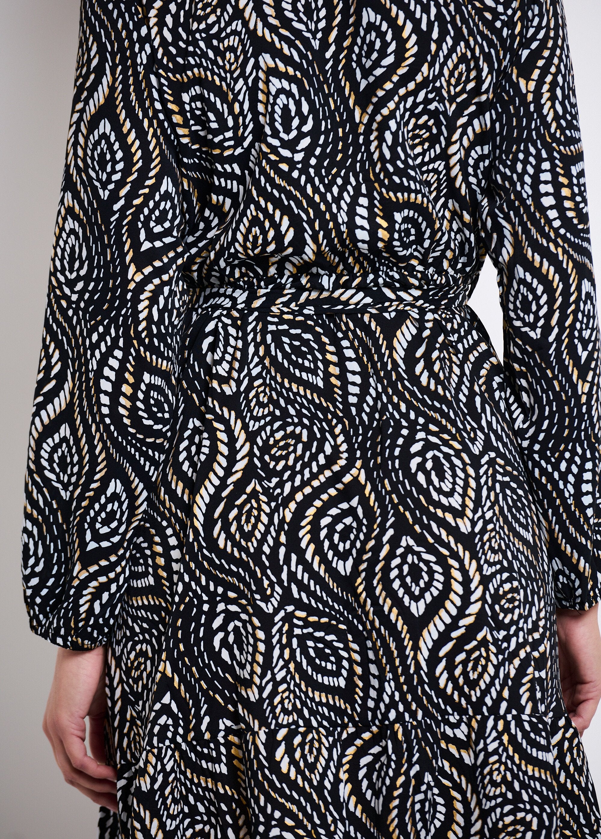 Vestido_corto_estampado_con_cinturón_En_blanco_y_negro__DE2_slim