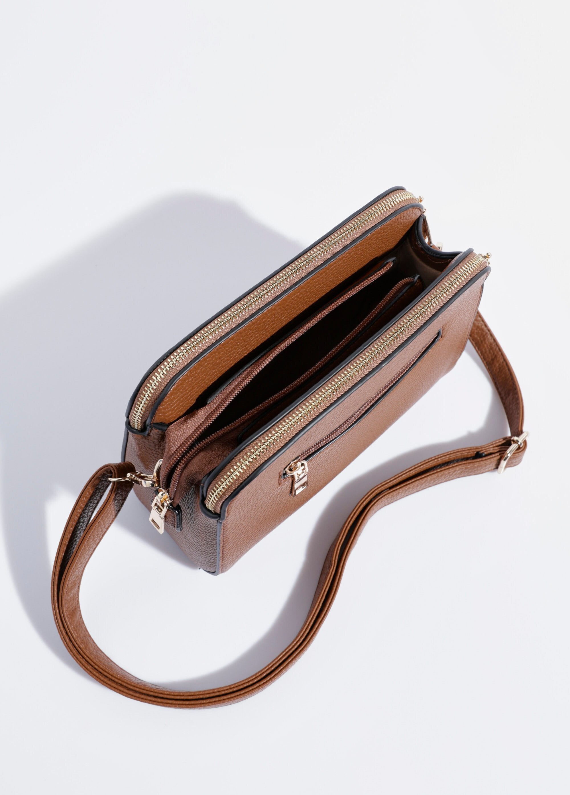 Bolso_compacto_multibolsillos_con_detalle_metálico_camello_DE1_slim