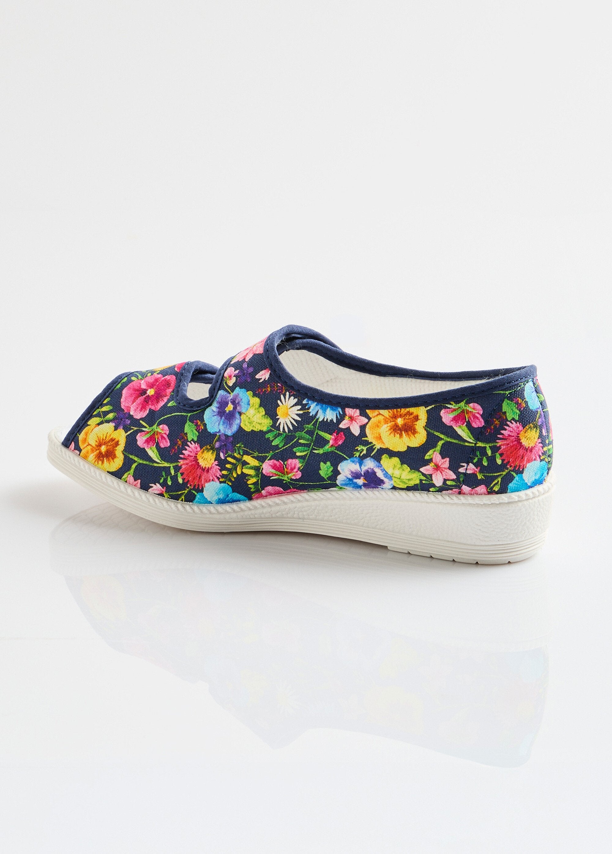 Sandalias_anchas_y_cómodas_con_puntera_abierta_Estampado_azul_marino_DO1_slim