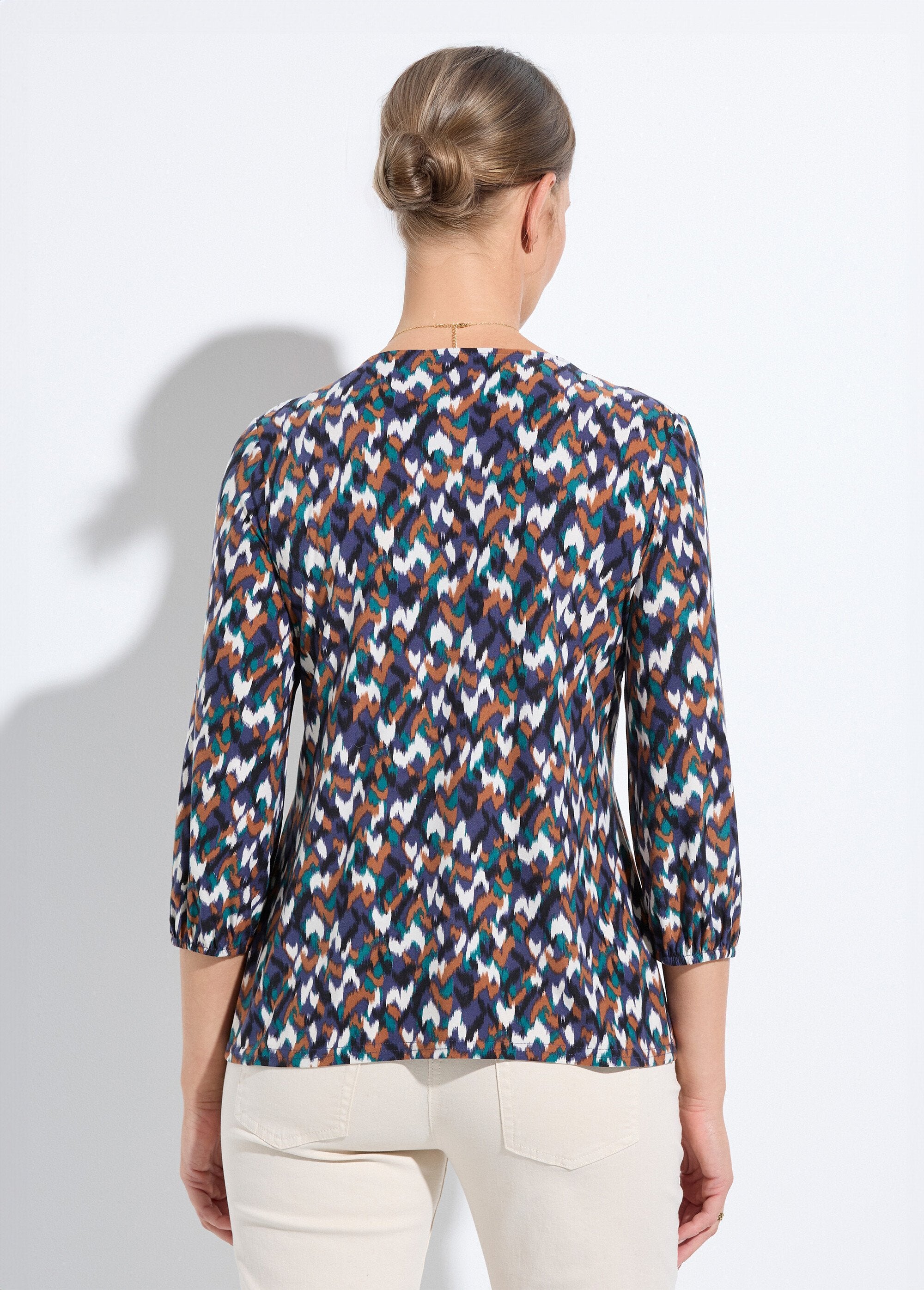 Camiseta_holgada_de_cuello_en_V_con_mangas_3/4_y_estampado_gráfico_azul_marino_y_verde_DO1_slim