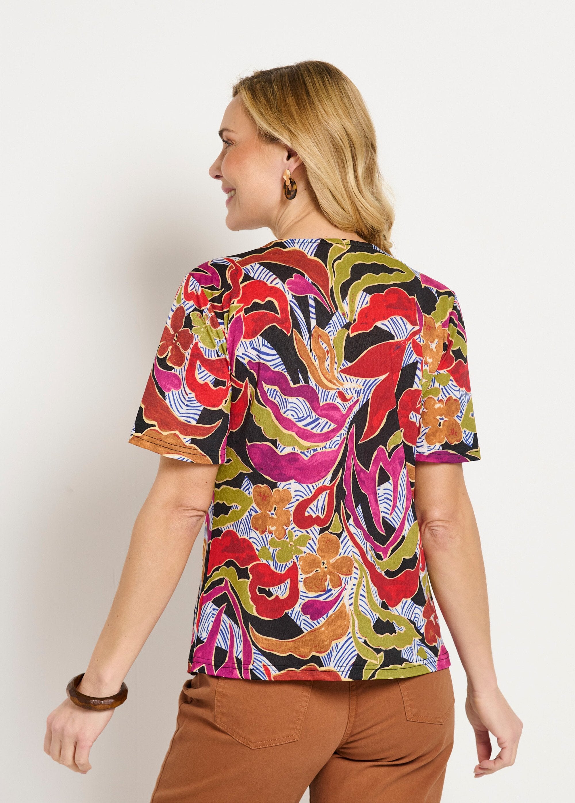 Camiseta_holgada_corta_con_cuello_en_V_y_estampado_Negro_y_morado_DO1_slim