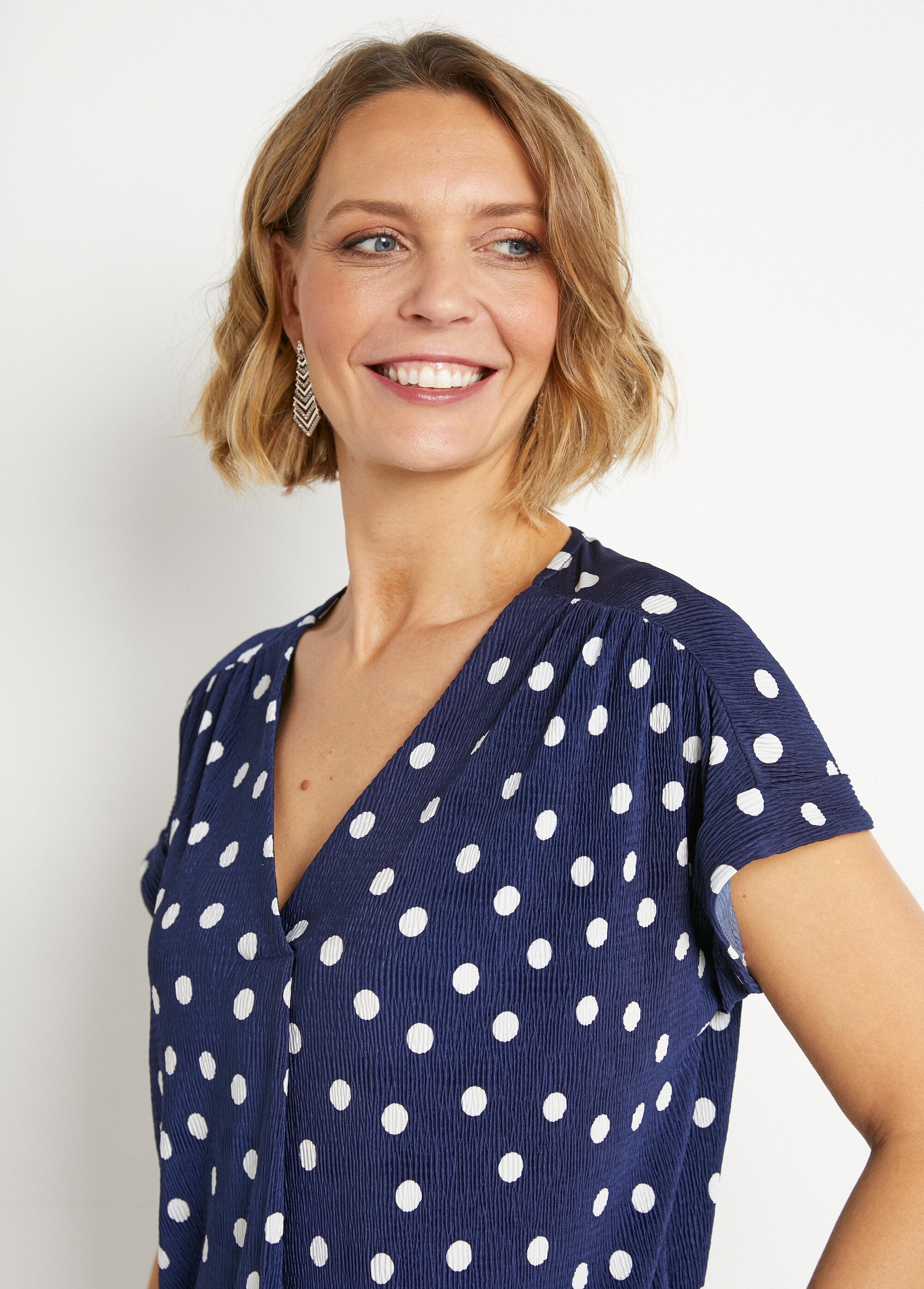 Camiseta_holgada_con_cuello_en_V_y_estampado_de_lunares_azul_marino_y_blanco_DE1_slim