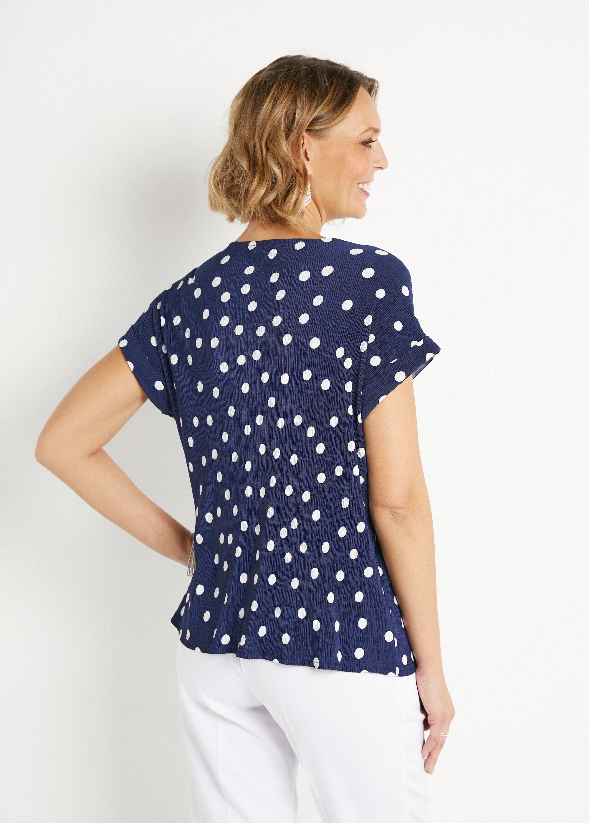 Camiseta_holgada_con_cuello_en_V_y_estampado_de_lunares_azul_marino_y_blanco_DO1_slim