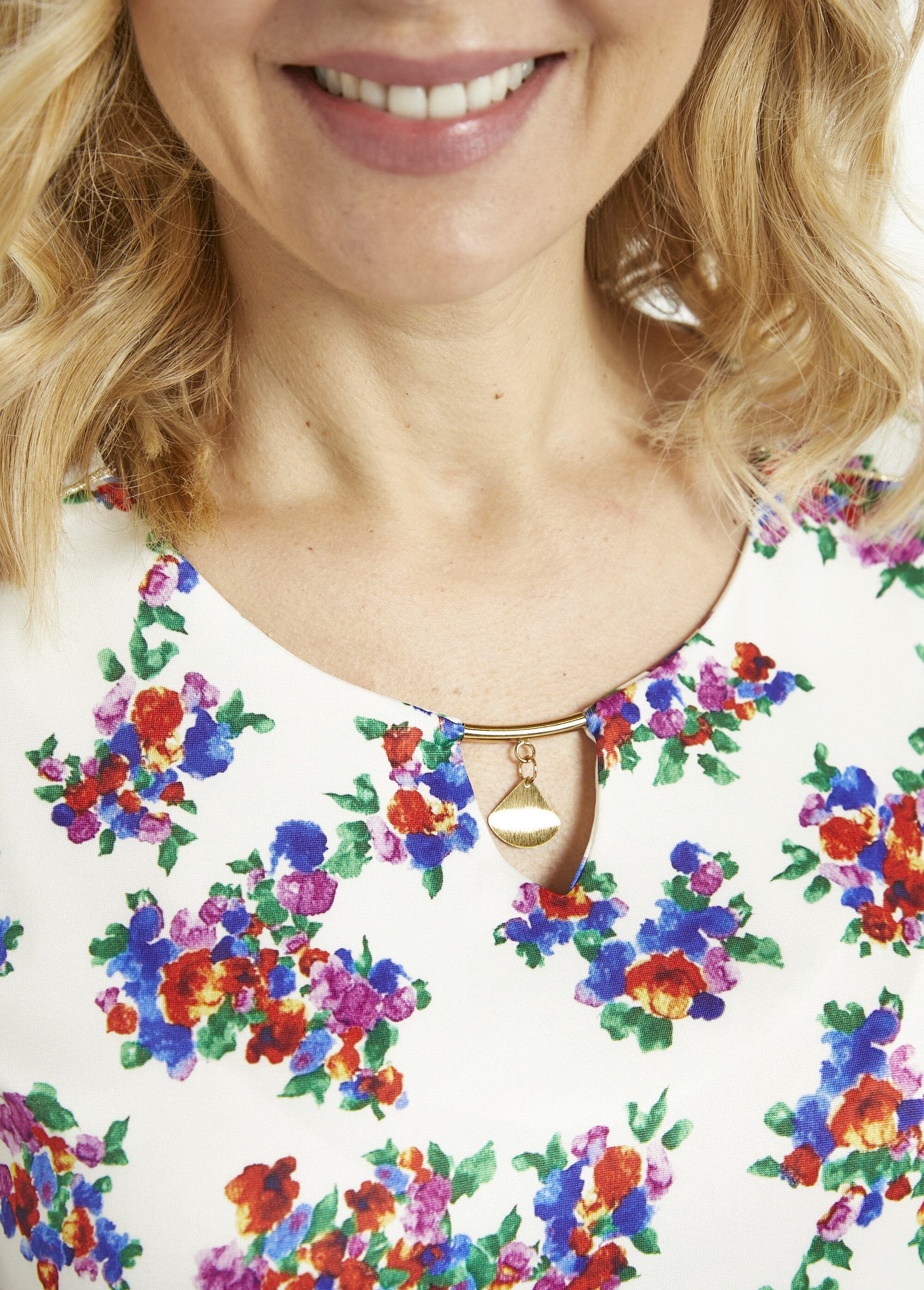 Blusa_con_cuello_joya_floral_Fondo_blanco_DE1_slim