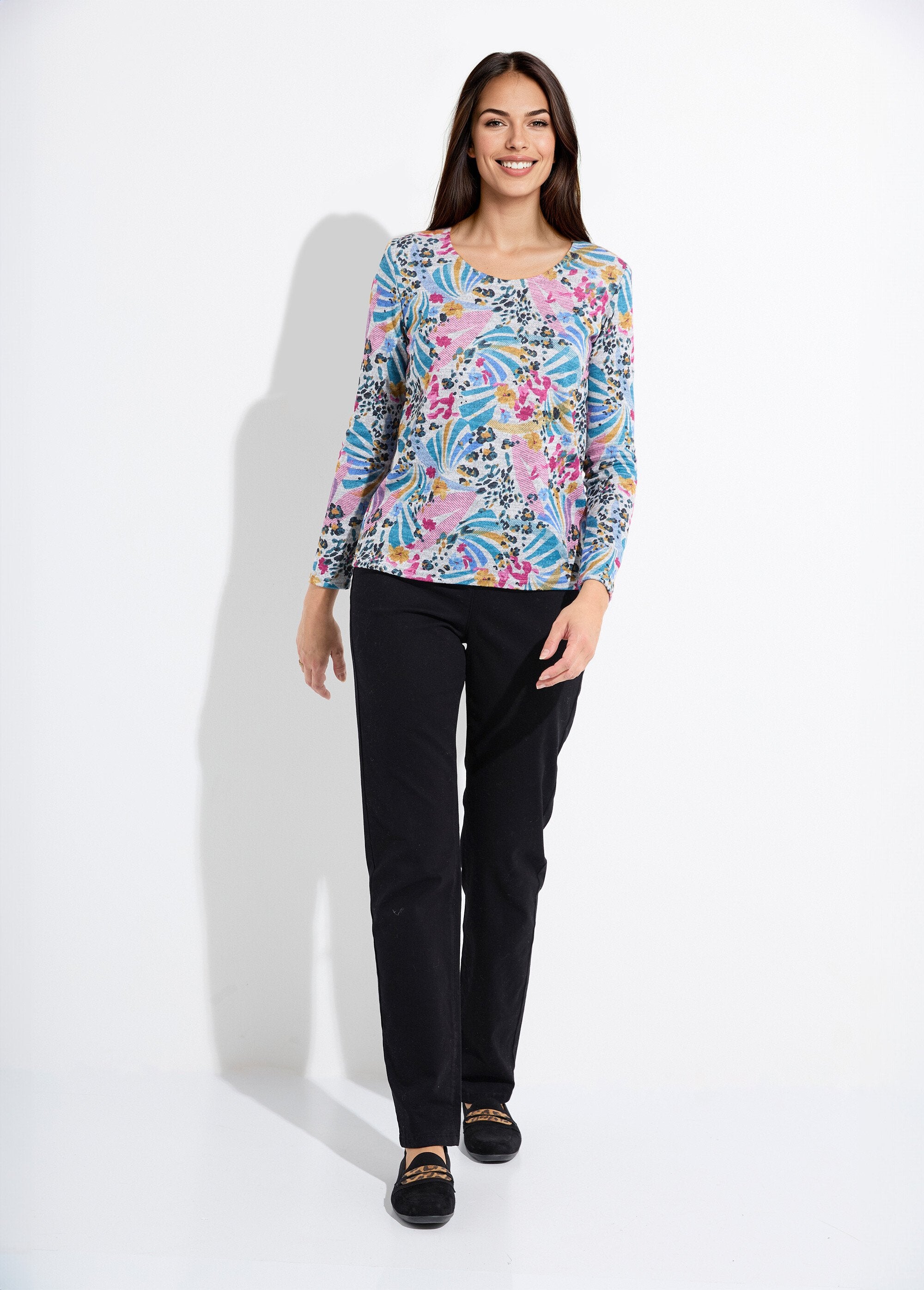 Camiseta_de_manga_larga_con_cuello_redondo_y_estampado_cálido_gris_y_rosa_SF1_slim