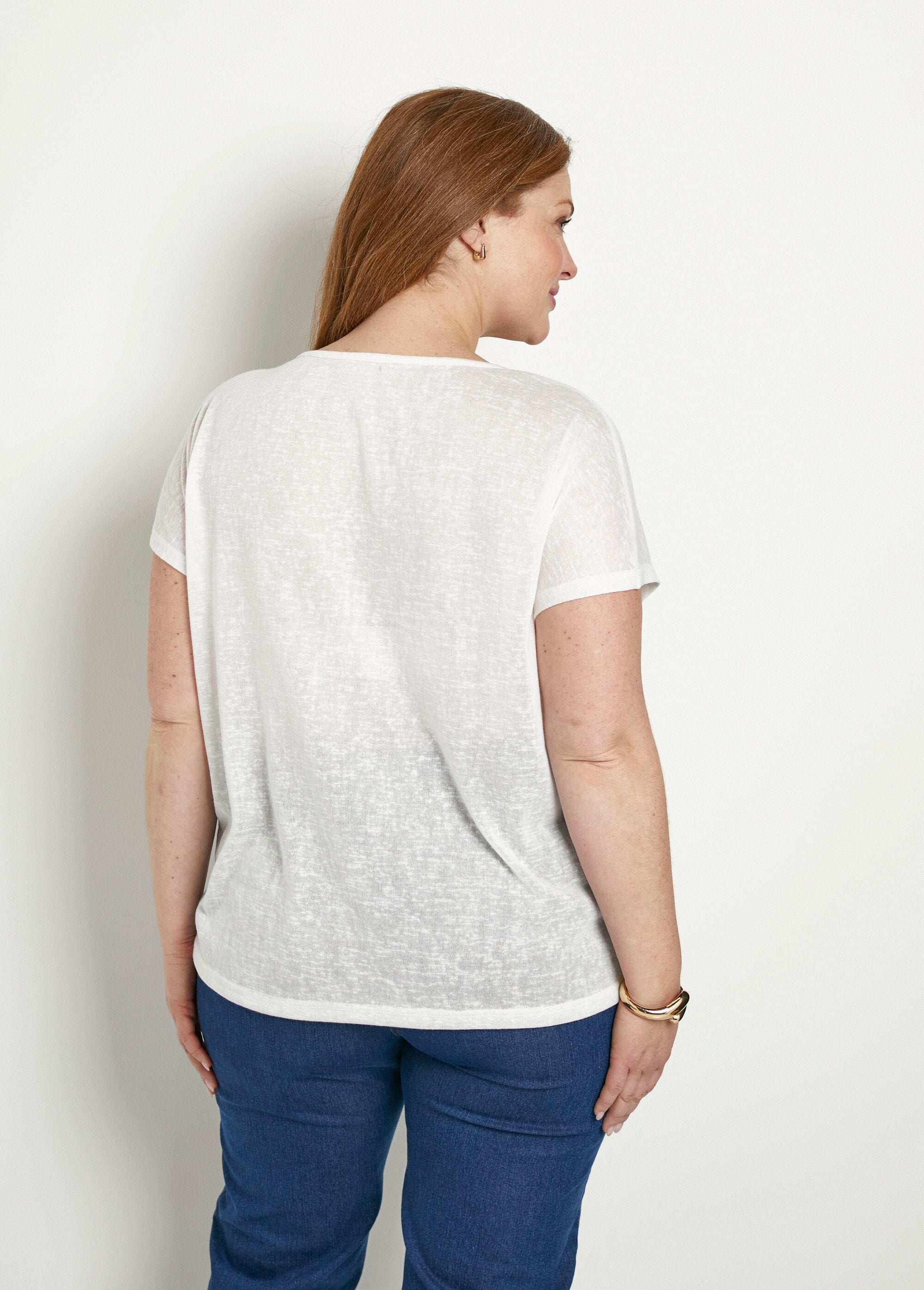Camiseta_de_cuello_redondo_con_punto_flameado_y_estampado_dorado_Blanco,_Blanca_DO1_curvy