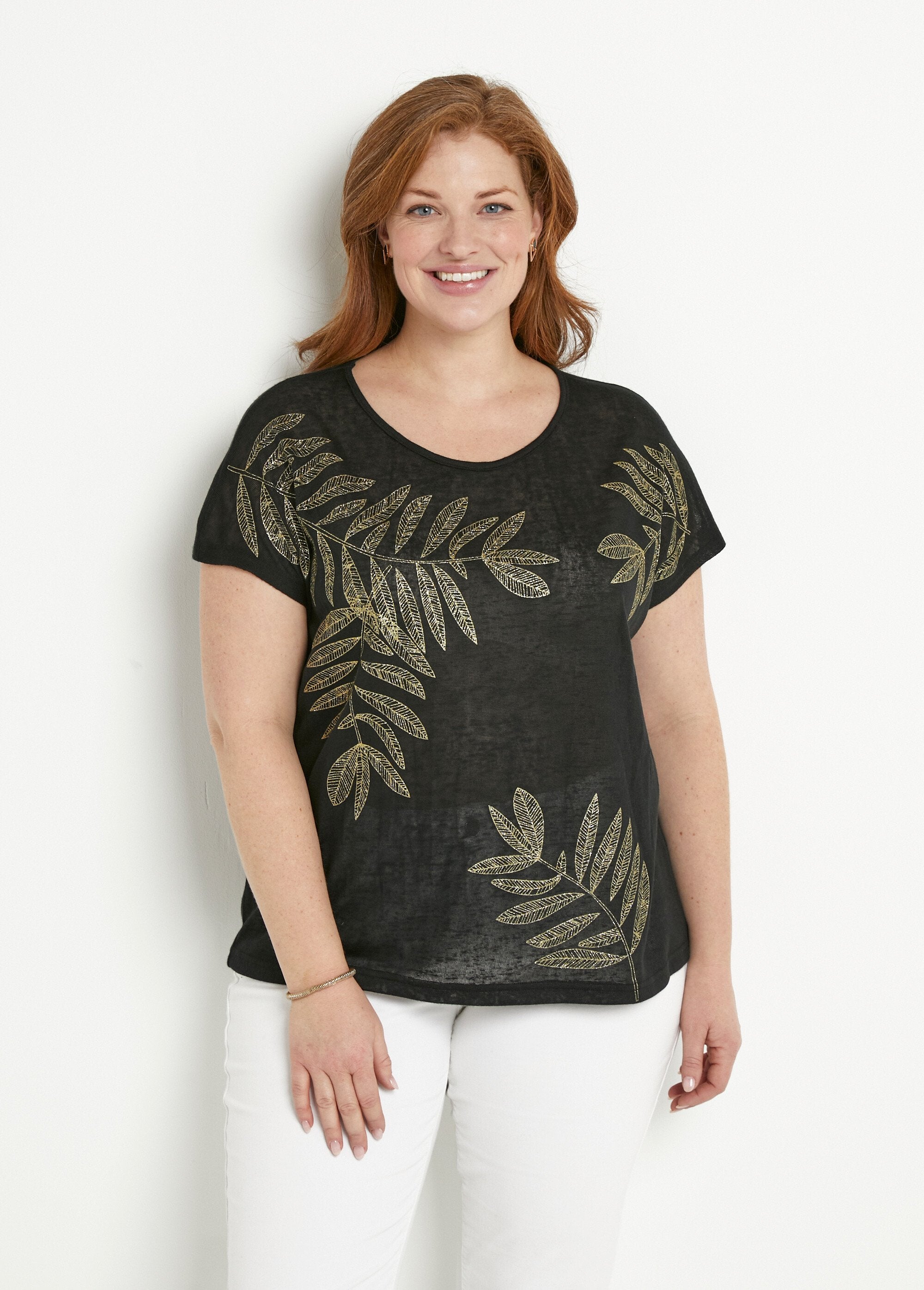 Camiseta_de_cuello_redondo_con_punto_flameado_y_estampado_dorado_Negro_FA1_curvy