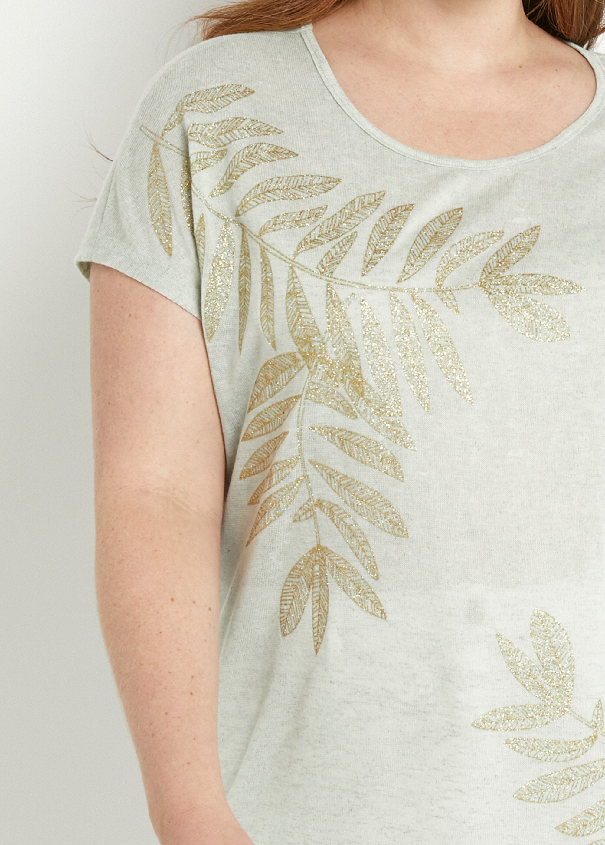 Camiseta_de_cuello_redondo_con_punto_flameado_y_estampado_dorado_Sabio_DE1_curvy