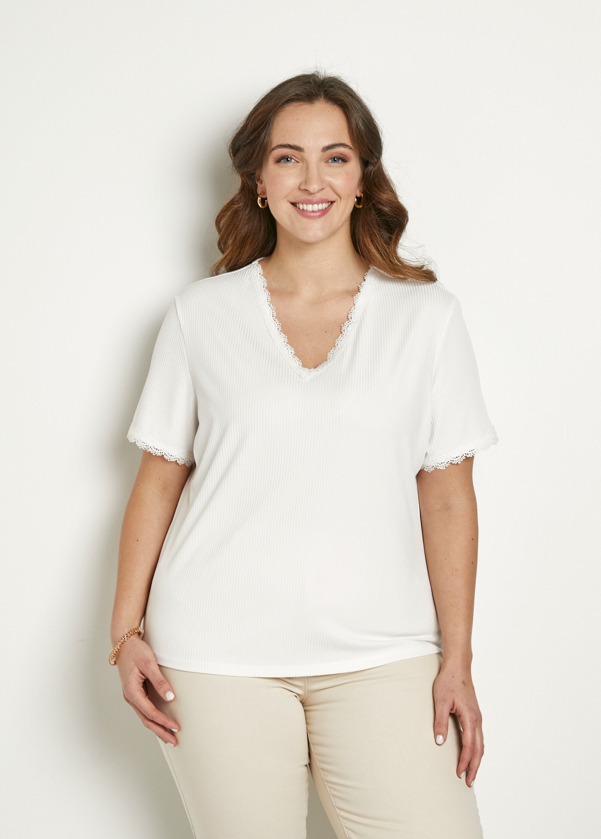 Camiseta_de_manga_corta_con_cuello_en_V_y_encaje_de_canalé_fino_Blanco,_Blanca_FA1_curvy