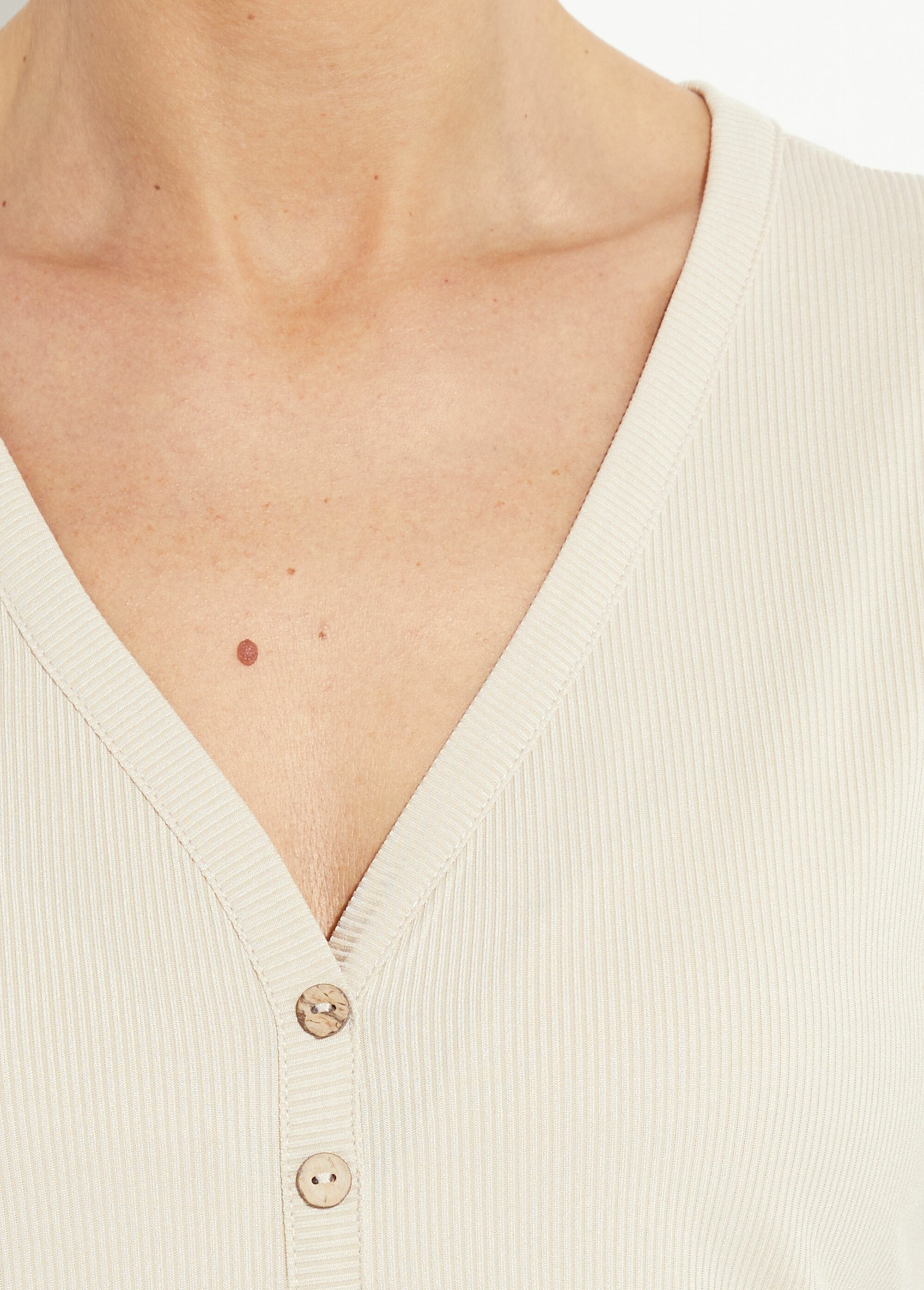 T-shirt_col_V_jersey_cotelé,_Essentiel_Ecru_DE1_slim