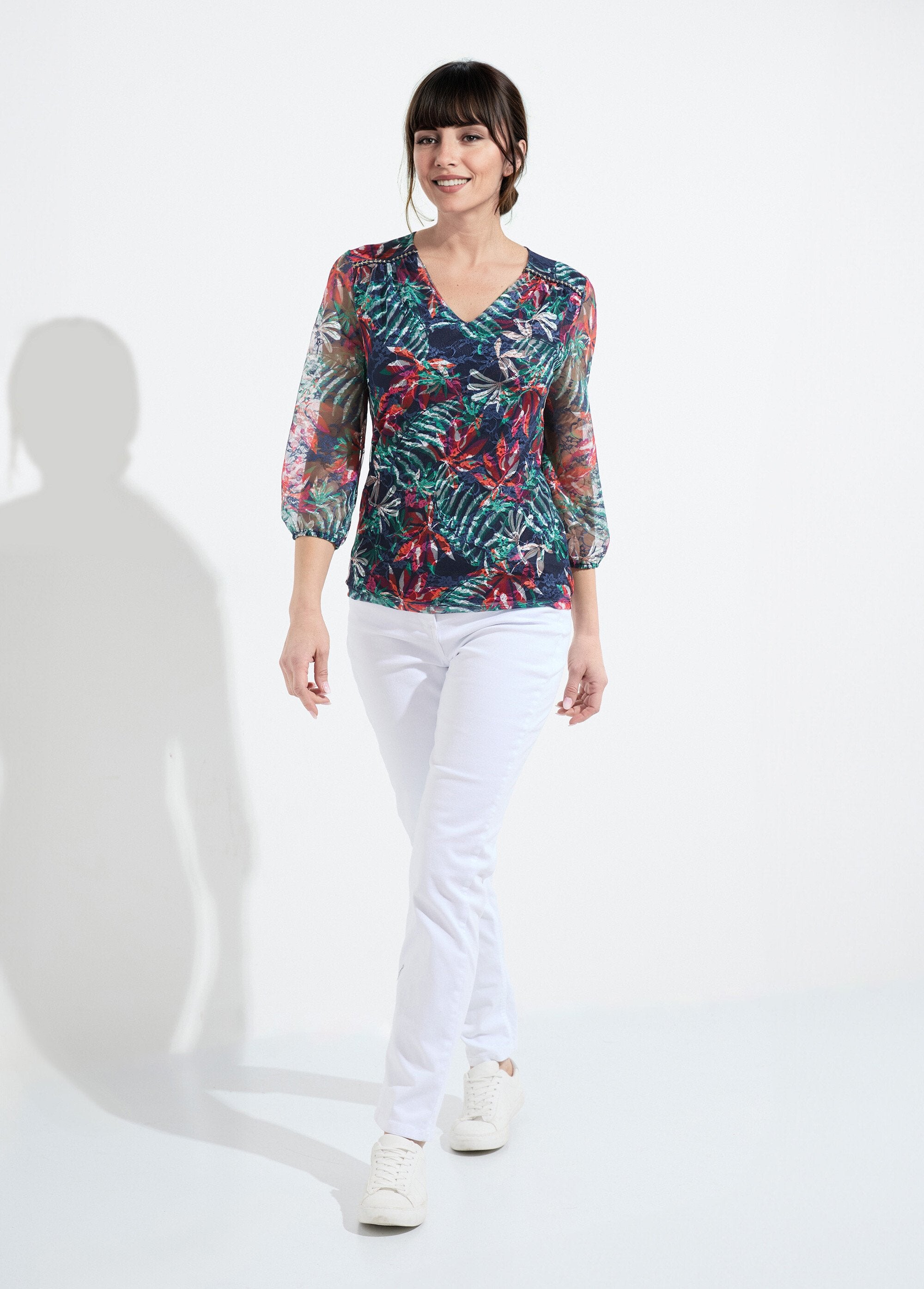 Camiseta_de_cuello_en_V_con_malla_de_encaje_estampada_Azul_marino_y_naranja_SF1_slim