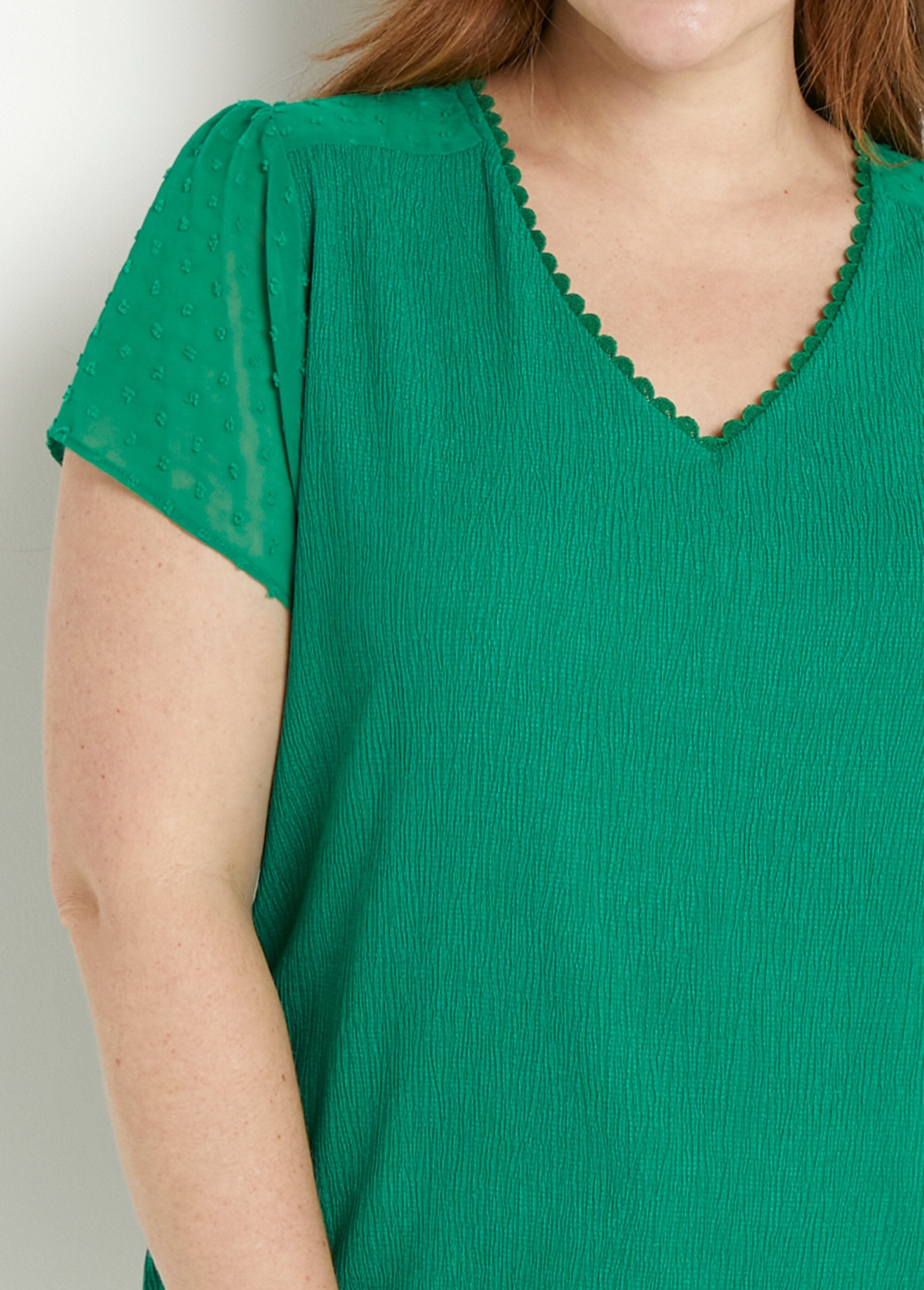 Camiseta_de_raso_de_manga_corta_con_cuello_en_V_Verde_DE1_curvy