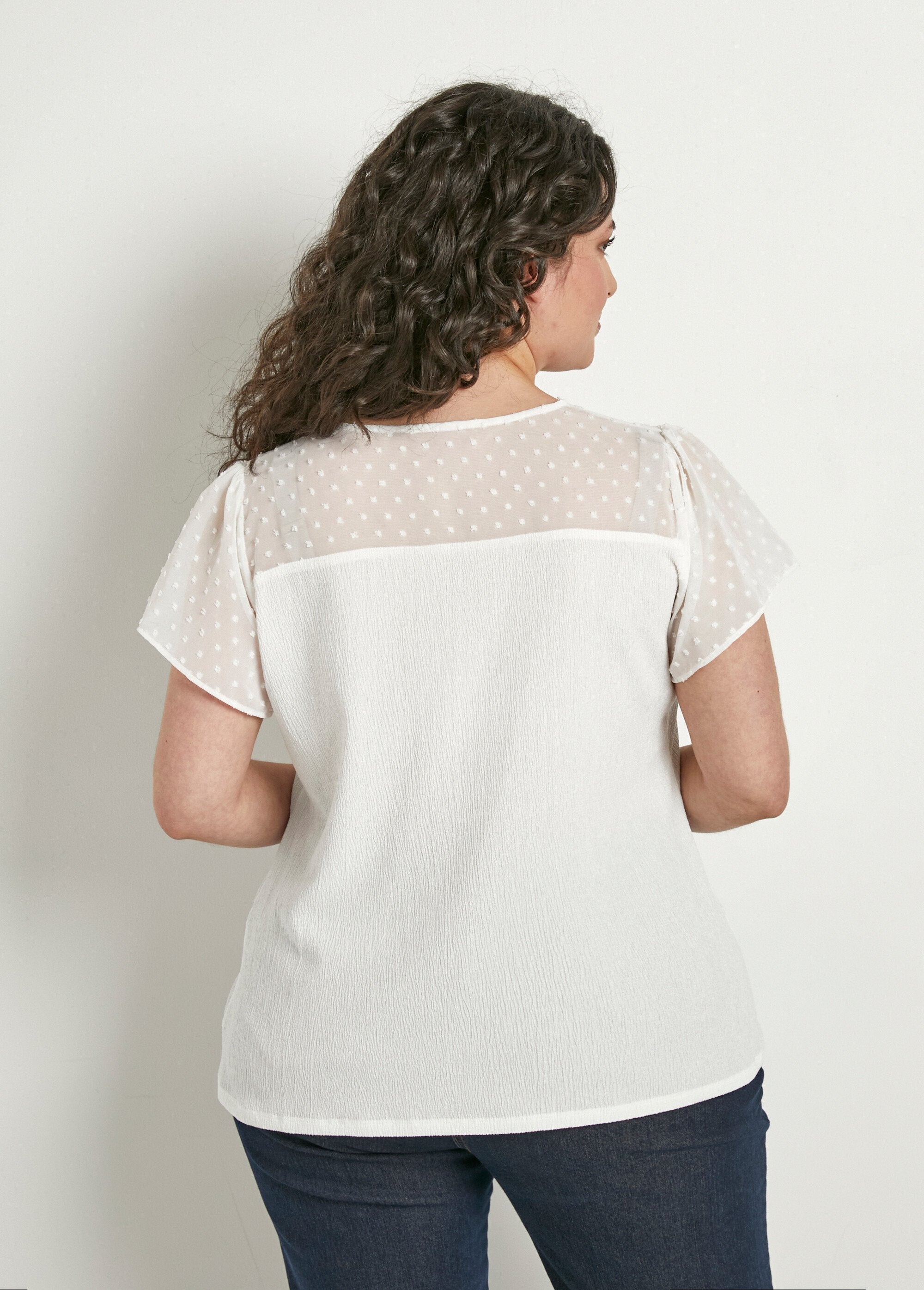 Camiseta_de_raso_de_manga_corta_con_cuello_en_V_Blanco,_Blanca_DO1_curvy