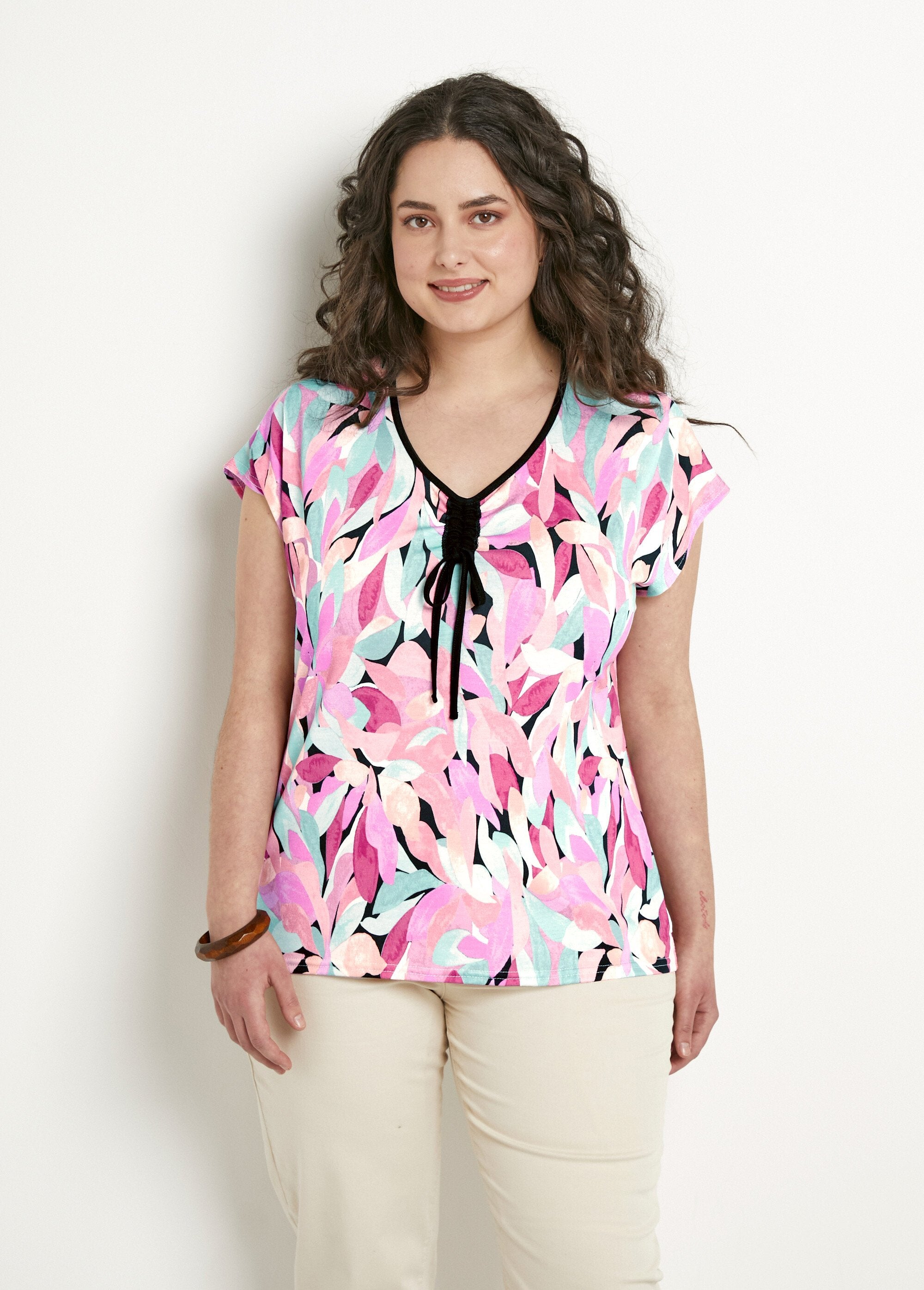 Camiseta_corta_con_cuello_de_pico_y_lazos_con_estampado_floral_Negro_y_salmón_FA1_curvy