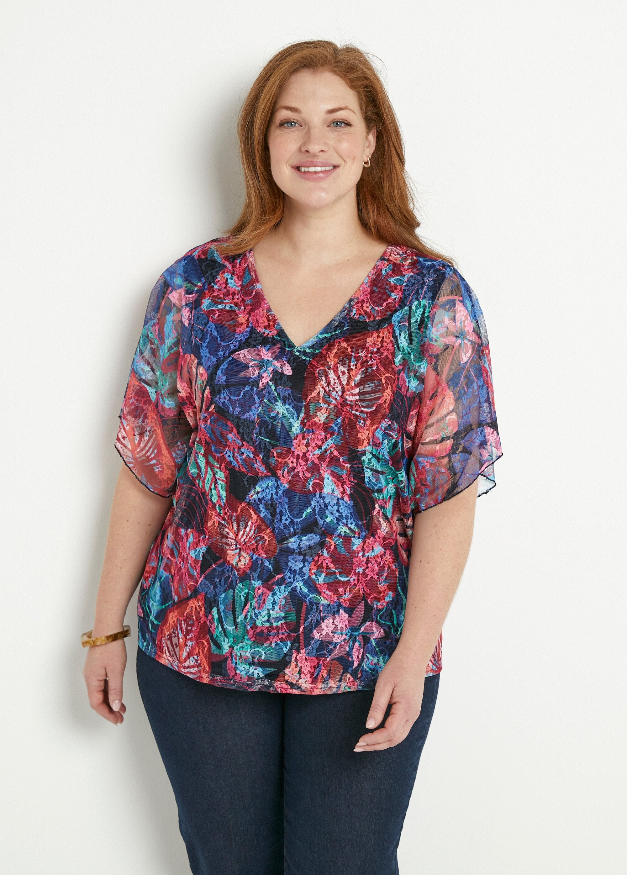 Camiseta_corta_con_cuello_en_V_y_encaje_estampado_Multicolor_FA1_curvy