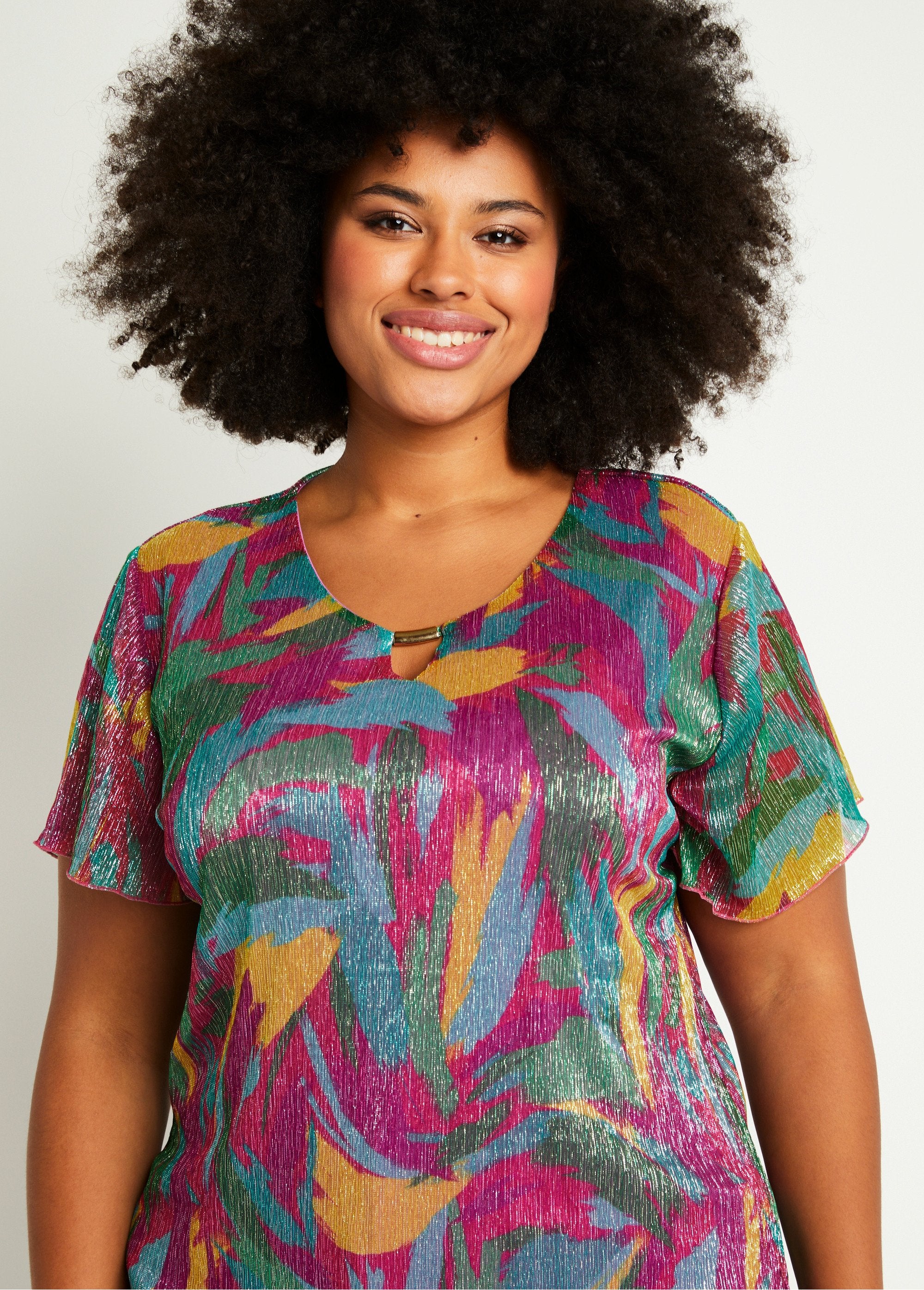Camiseta_corta_con_estampado_de_follaje_dorado_fucsia_y_verde_DE1_curvy