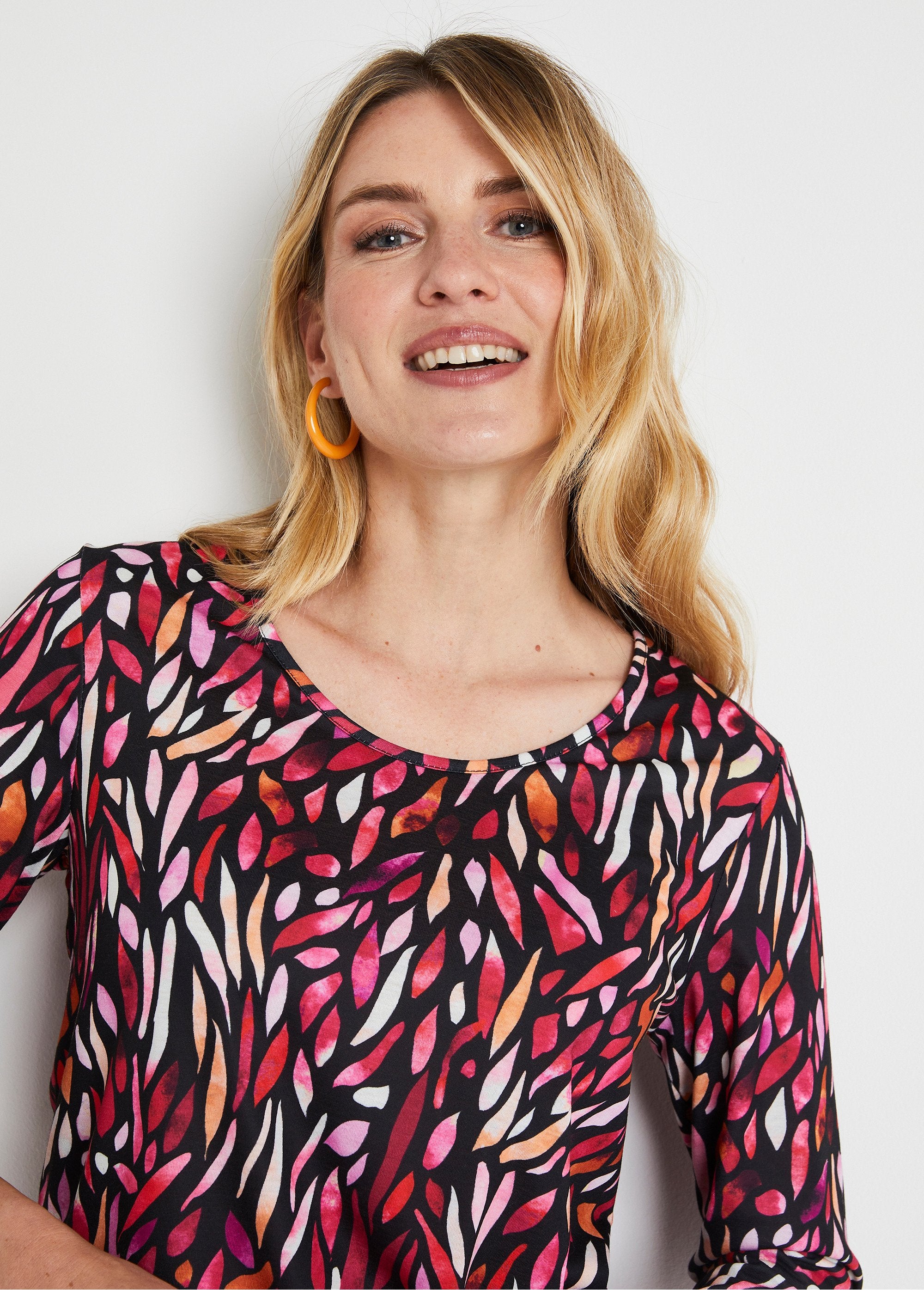 Camiseta_corta,_estampado_fantasía,_cuello_redondo_mandarina_y_rosa_DE1_slim