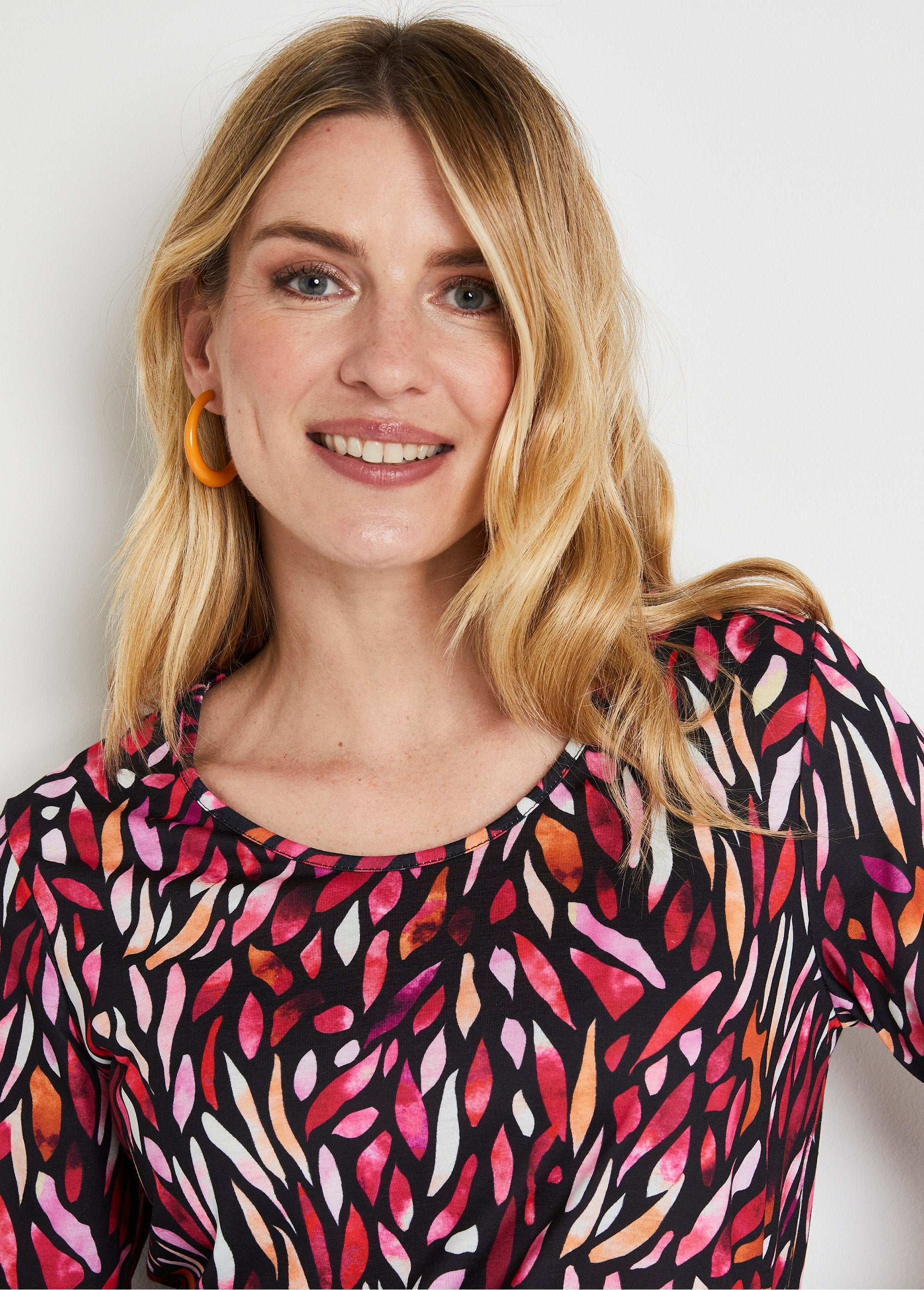 Camiseta_corta,_estampado_fantasía,_cuello_redondo_mandarina_y_rosa_DE2_slim