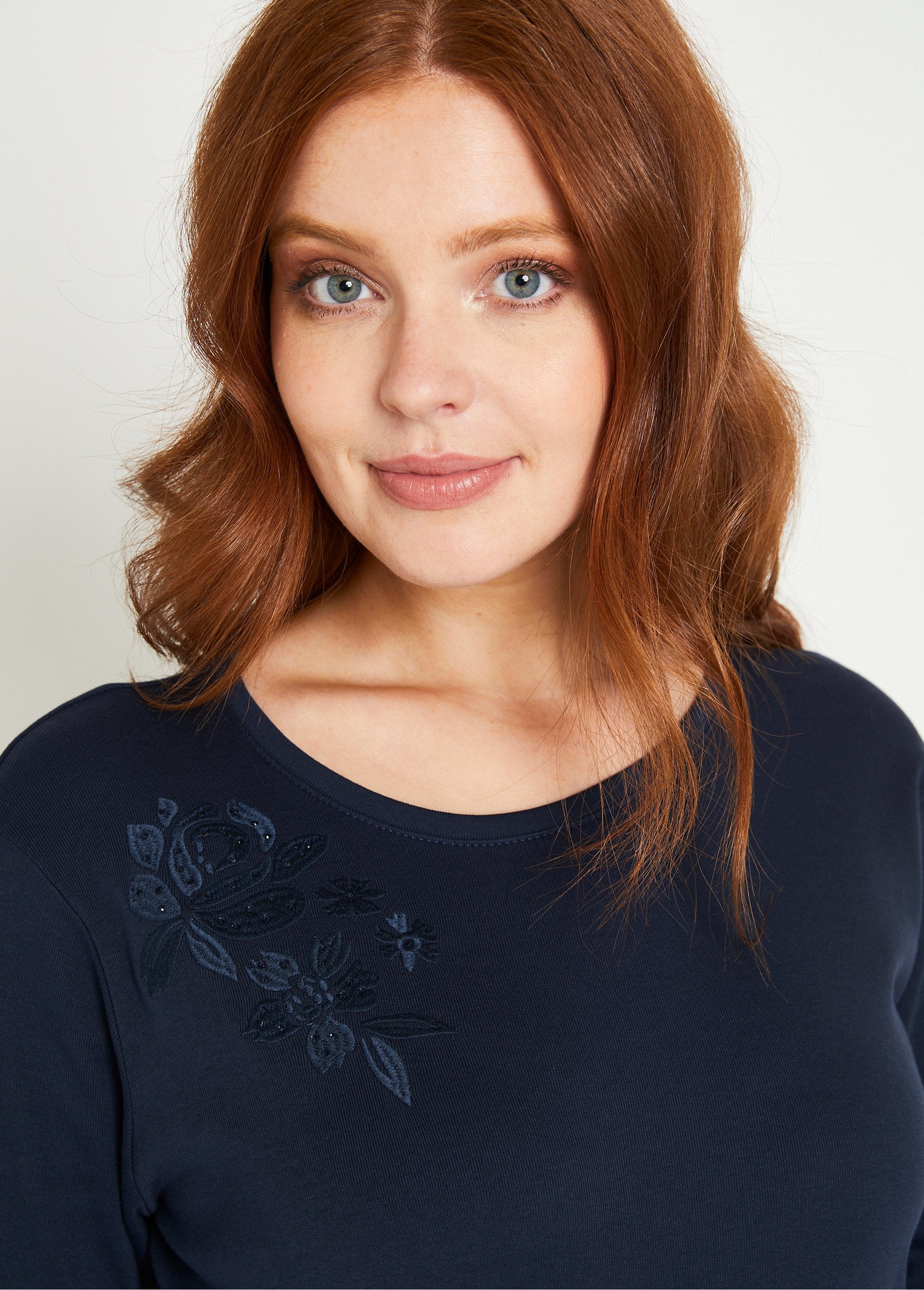 Camiseta_corta_polar_bordada_con_cuello_redondo_Marina_DE1_slim