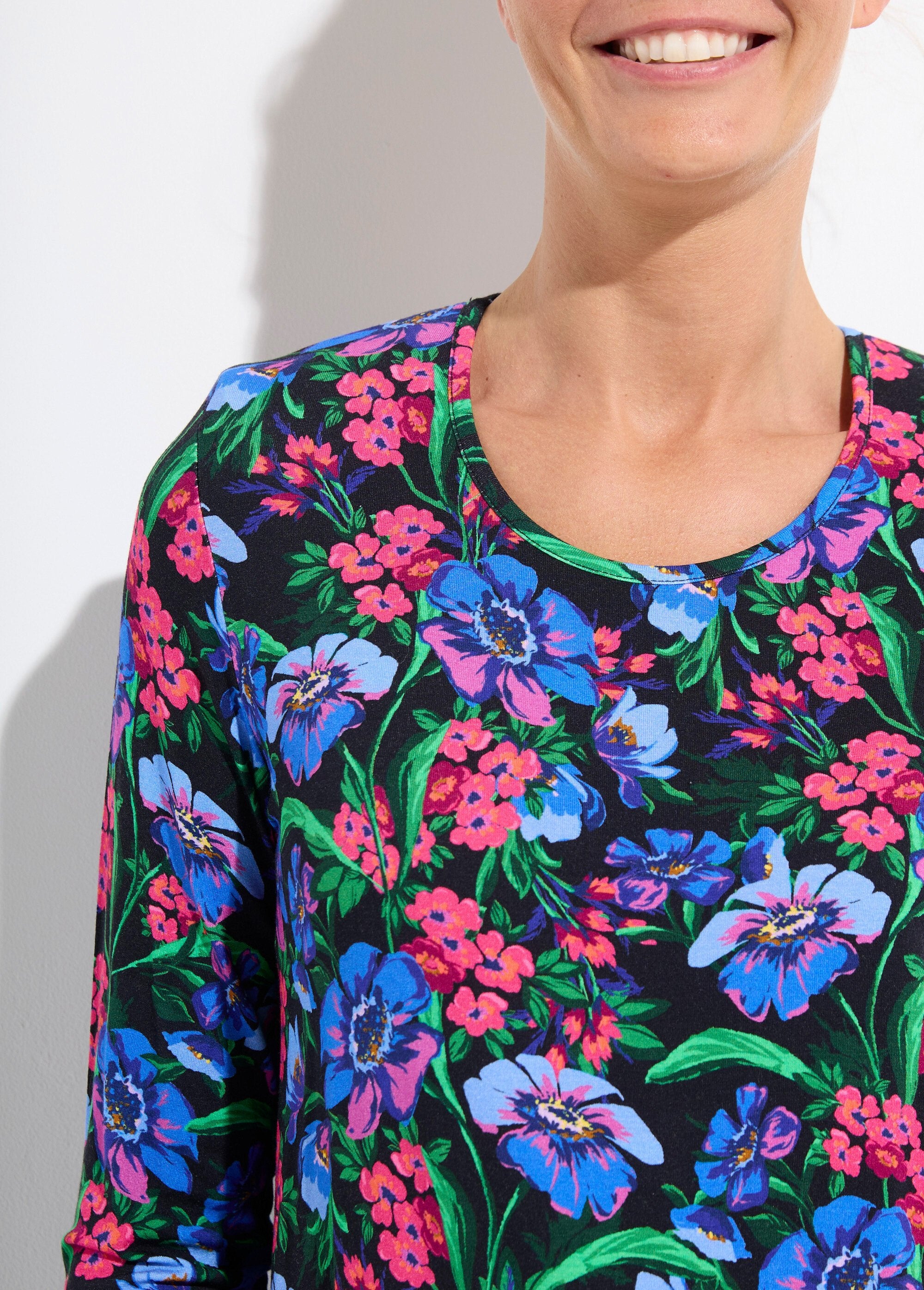 Camiseta_floral_de_manga_larga,_cuello_redondo_y_corte_recto_fucsia_y_azul_DE1_slim
