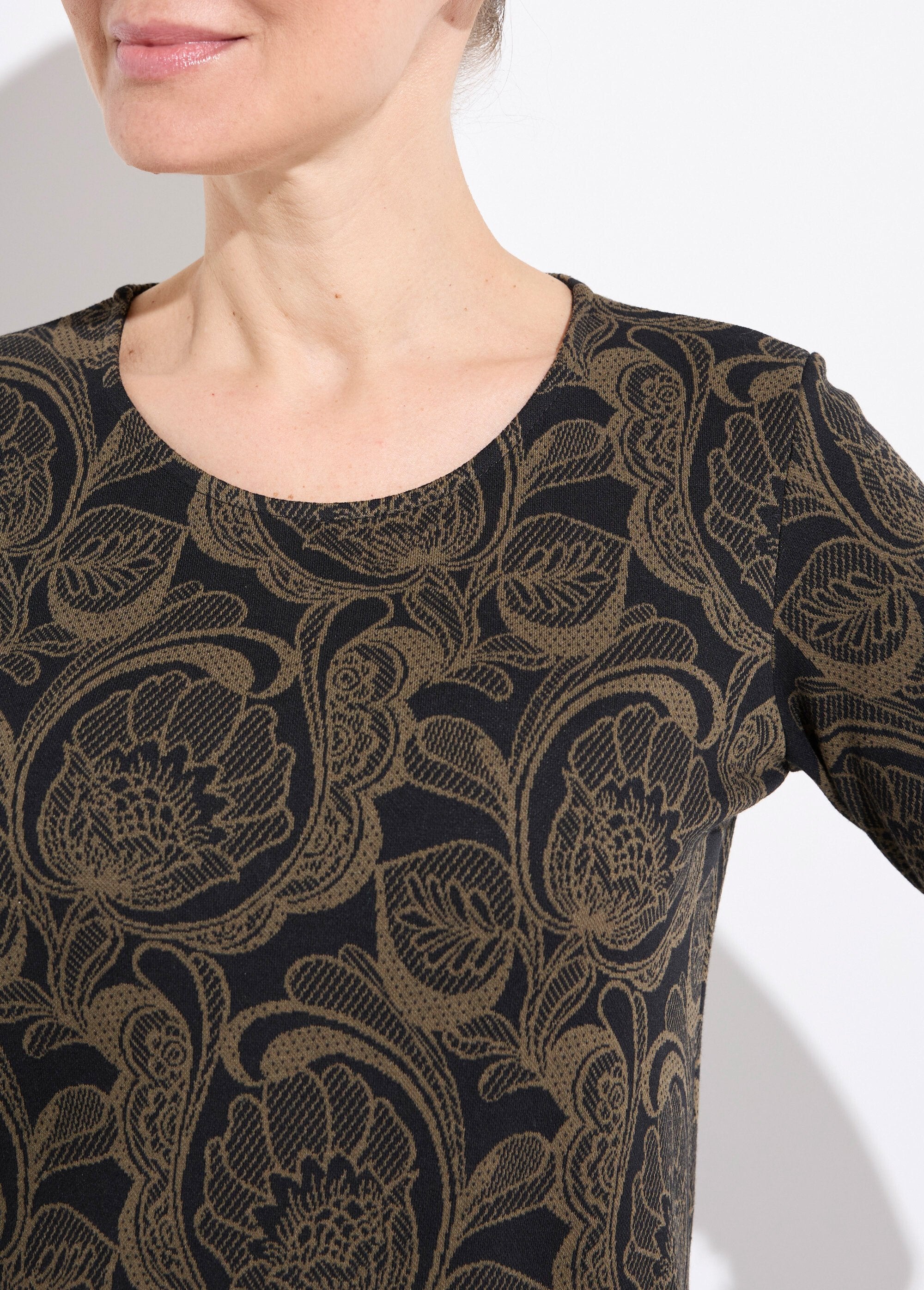 Camiseta_de_jacquard_floral_con_cuello_redondo_Negro_y_camello_DE1_slim