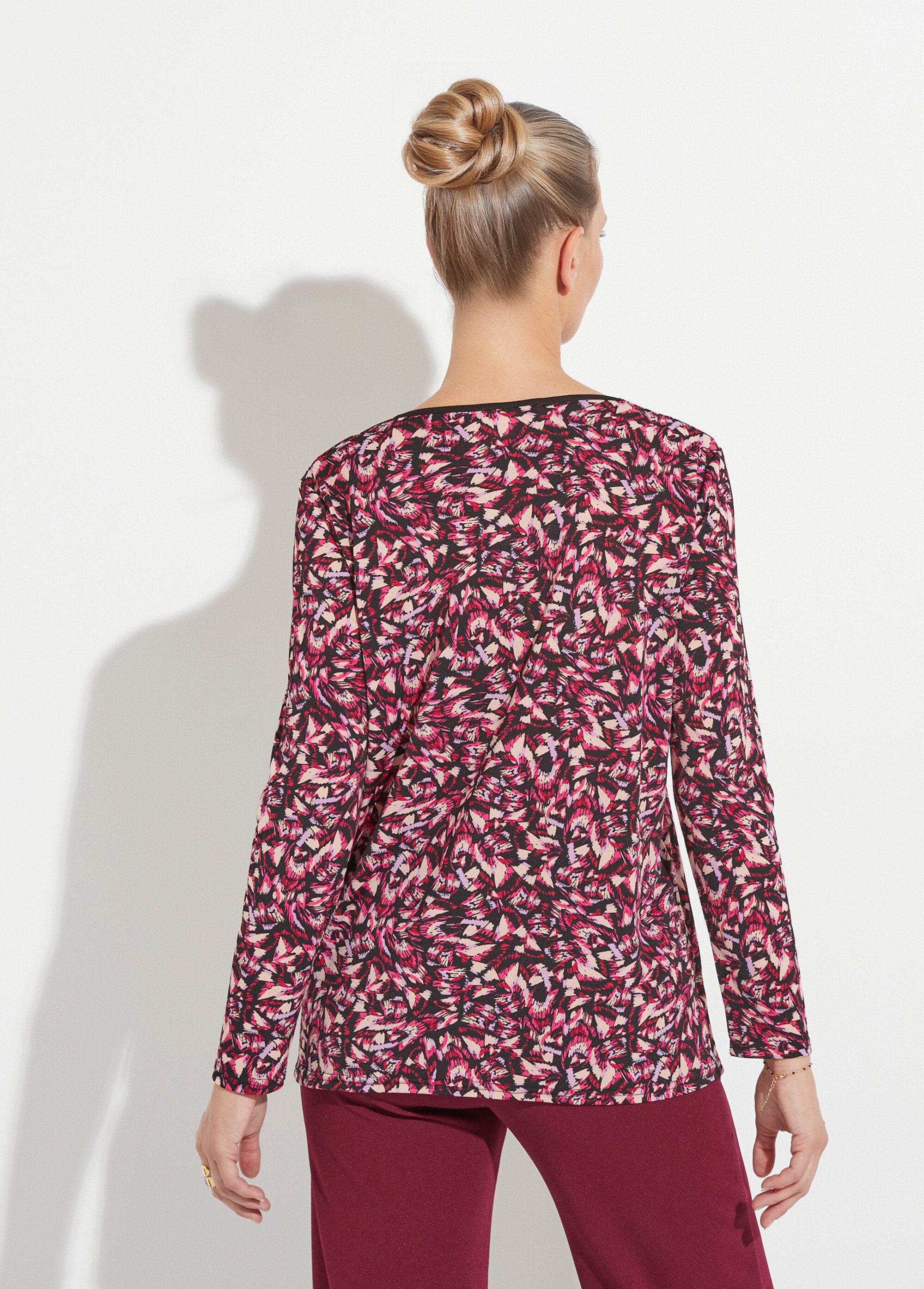 Camiseta_larga_y_holgada_con_estampado_gráfico_rosa_y_beige_DO1_slim